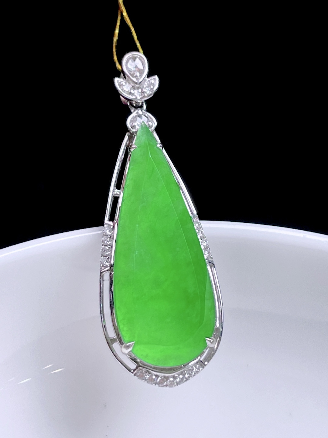 ️ 冰阳绿水滴，色泽鲜艳，种老水润，18k金镶嵌：34.3/12.6/7.4，裸石：25.3/10