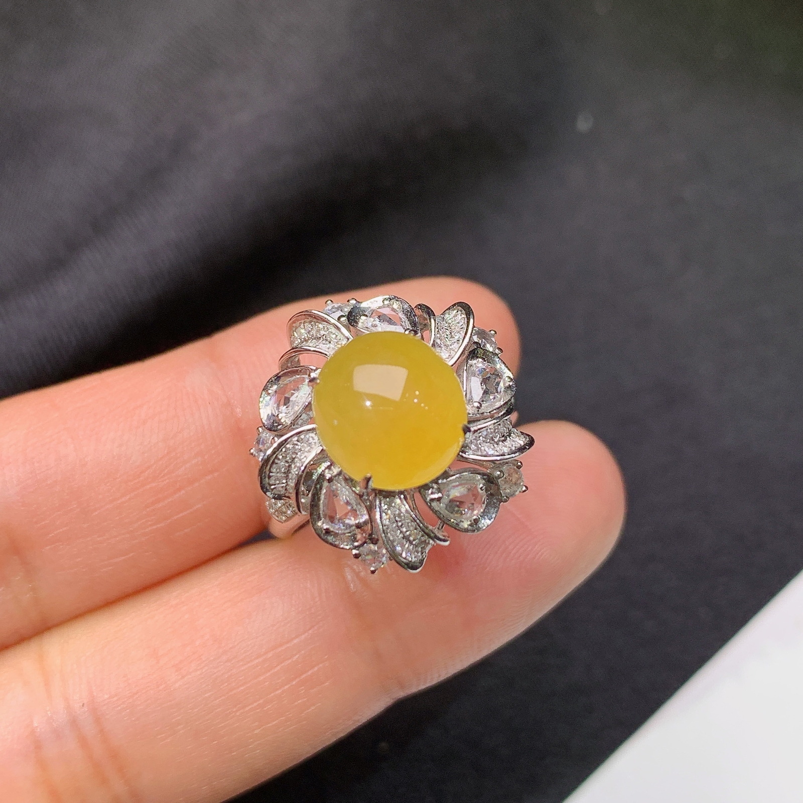 冰黄翡蛋面戒指，18k金镶嵌，冰润鲜艳，玉质细腻，种水足，Ych 尺寸9.3*8.7*4.5