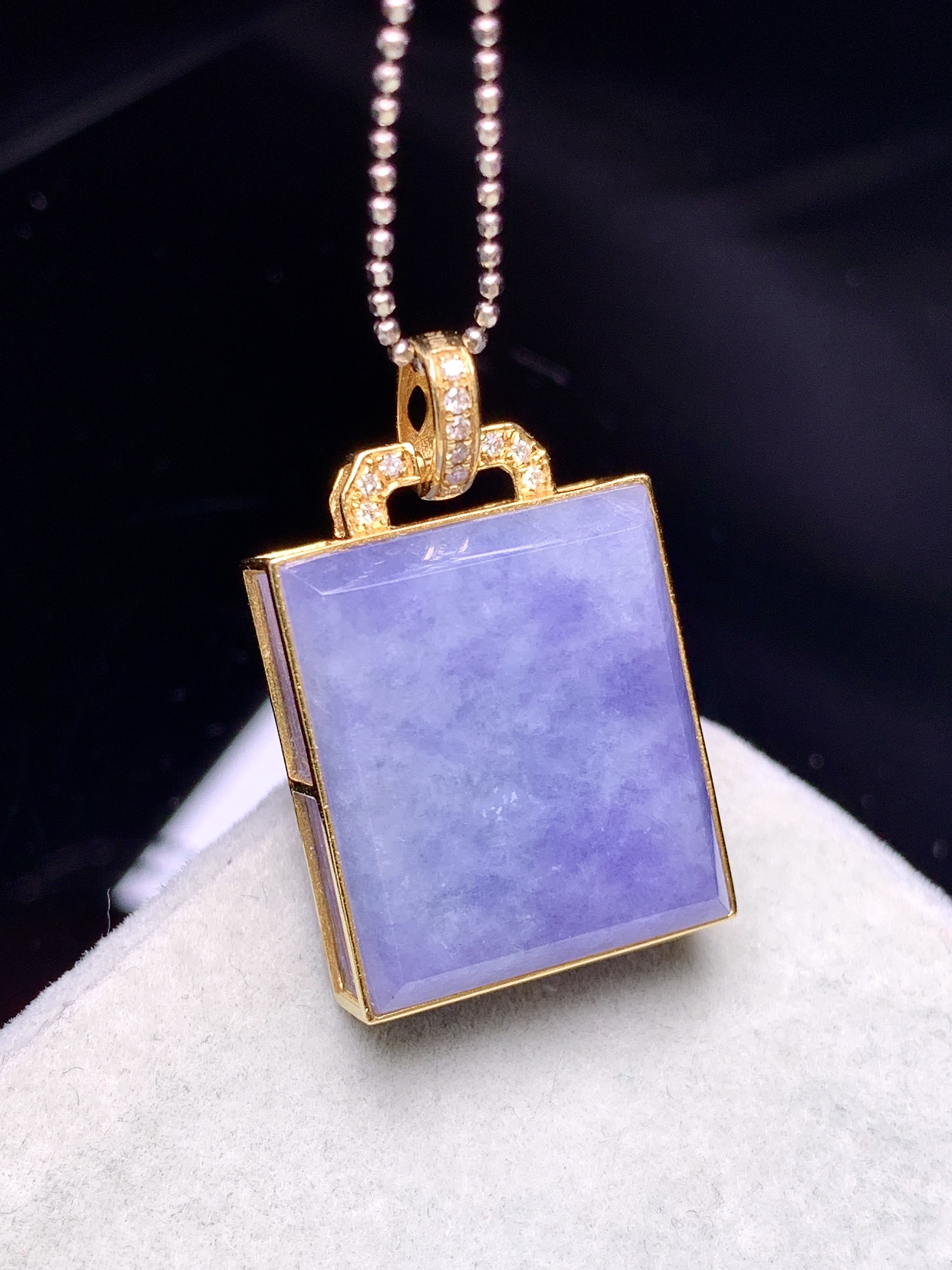 18k金钻镶嵌紫罗兰无事牌吊坠 玉质细腻 色泽艳丽清新 水润亮眼 整体尺寸26.8*16*6.8b1