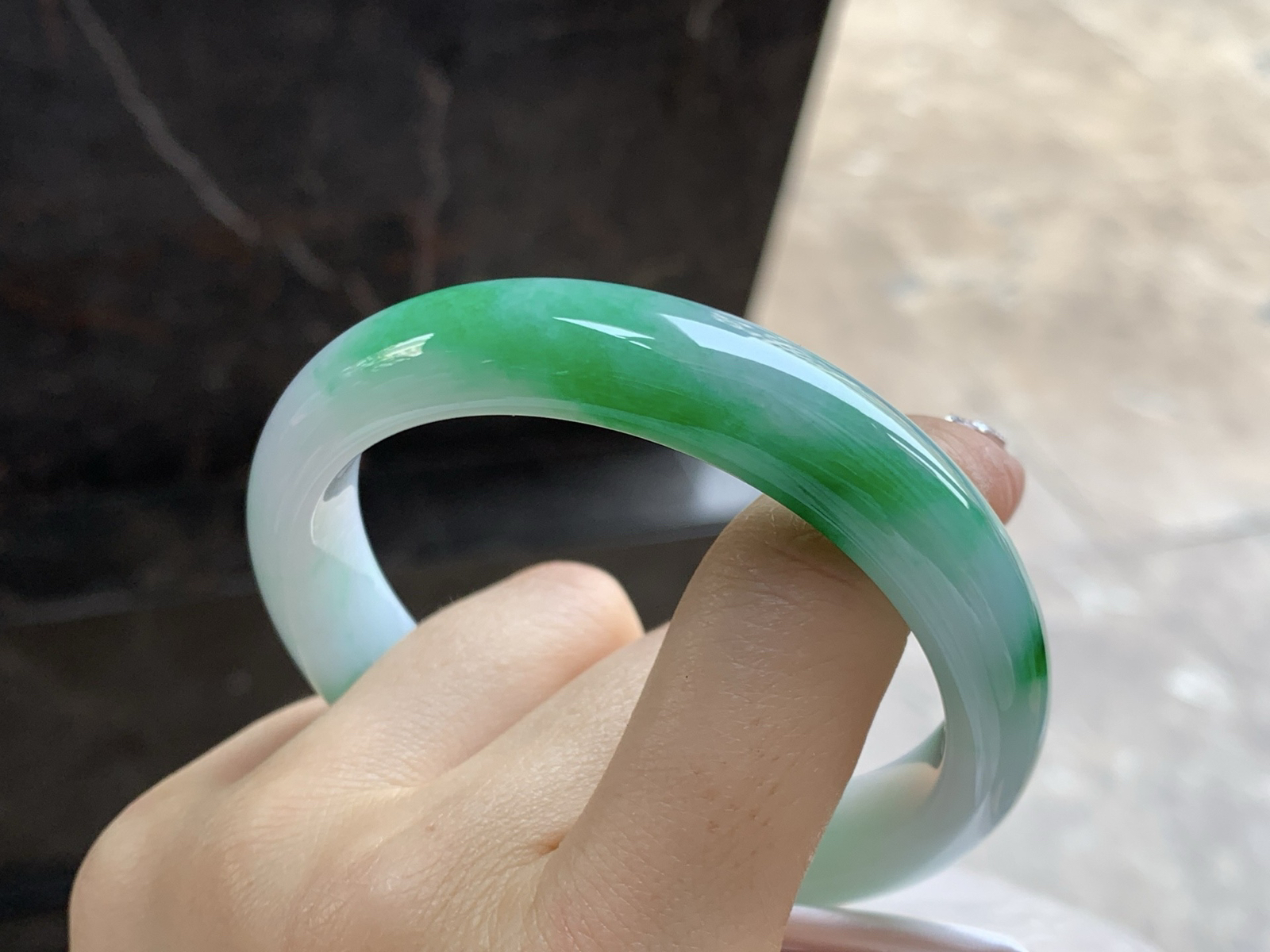 57.5-12.5-8.2

阳绿色手镯^_^底子细腻干净 绿色浓郁大气