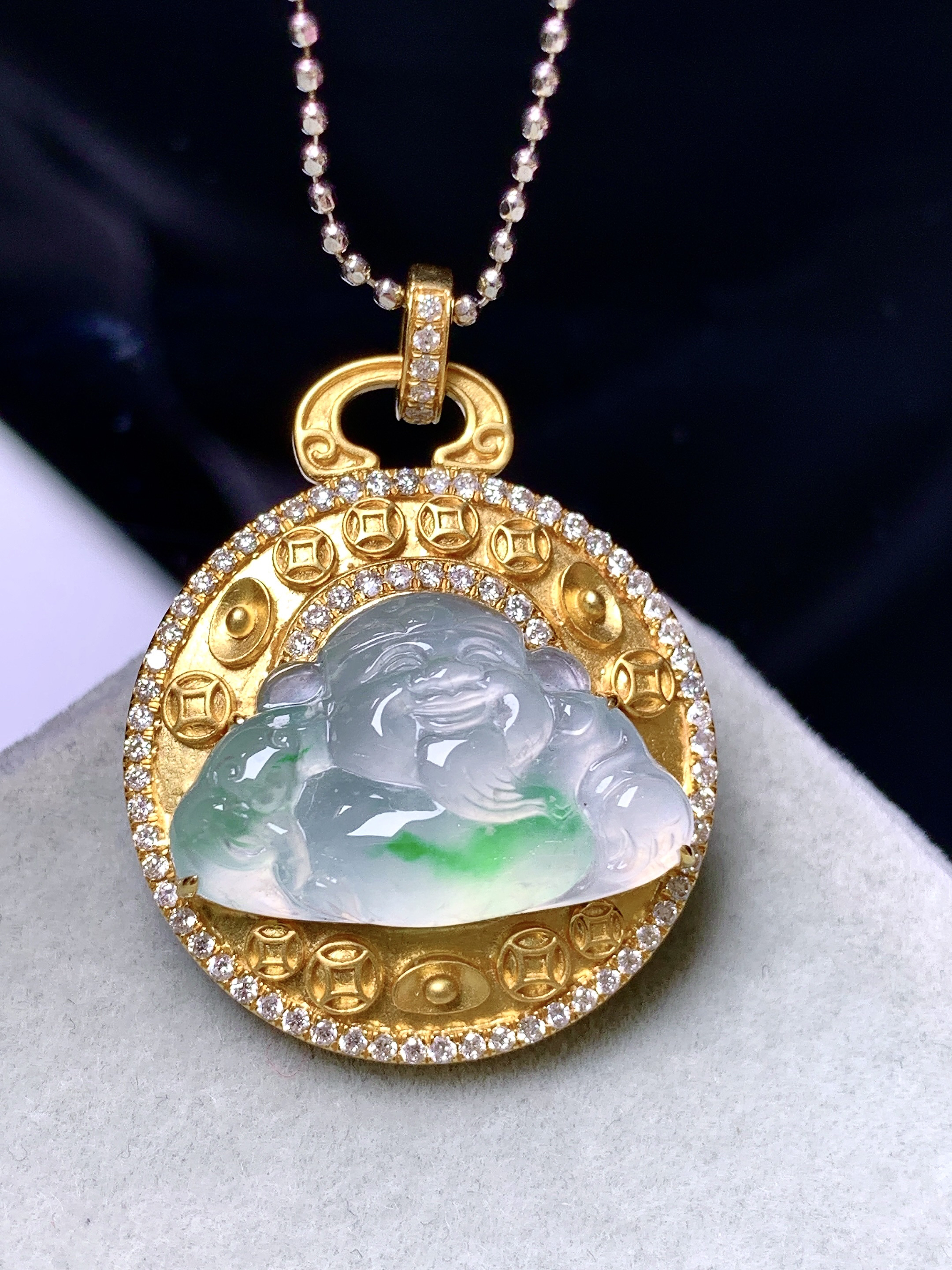 18k金钻镶嵌冰种飘绿佛公吊坠 玉质细腻 色泽艳丽清新 水润亮眼 整体尺寸29.5*22.6*7.2m2