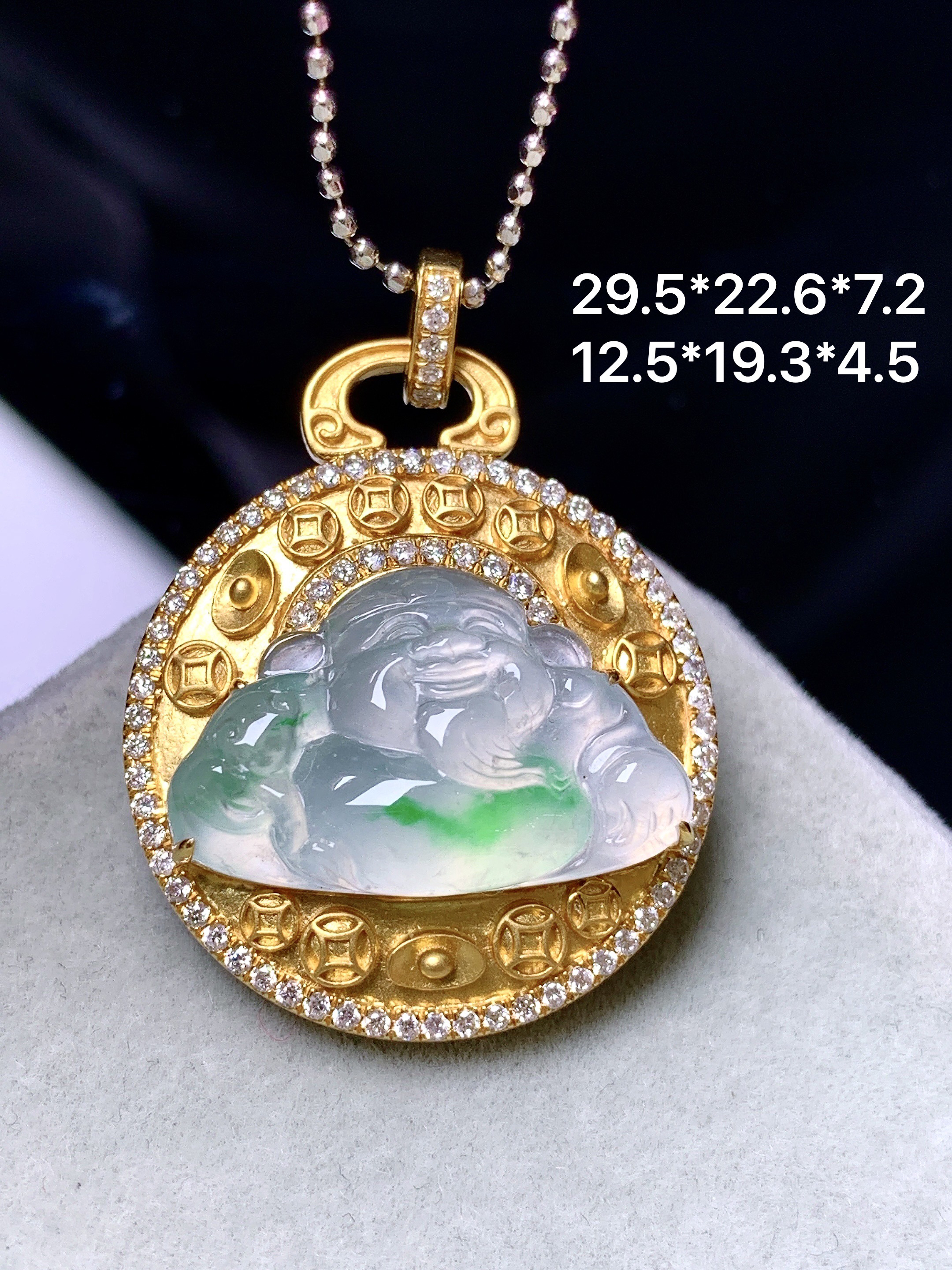 18k金钻镶嵌冰种飘绿佛公吊坠 玉质细腻 色泽艳丽清新 水润亮眼 整体尺寸29.5*22.6*7.2m2
