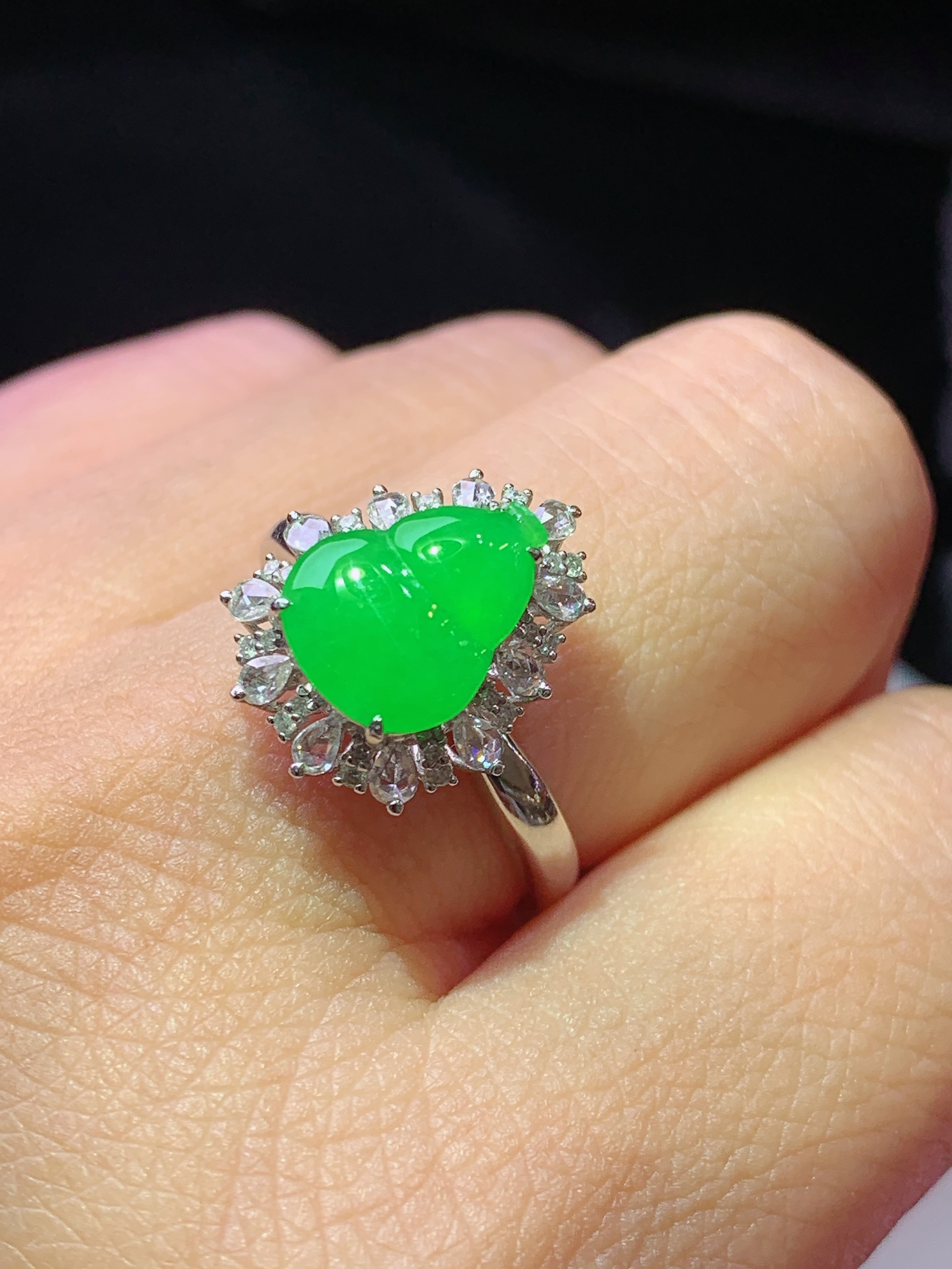 18k金钻镶嵌冰阳绿葫芦戒指 玉质细腻 色泽艳丽清新 水润亮眼 圈口15整体尺寸15.3*13*8.8j3