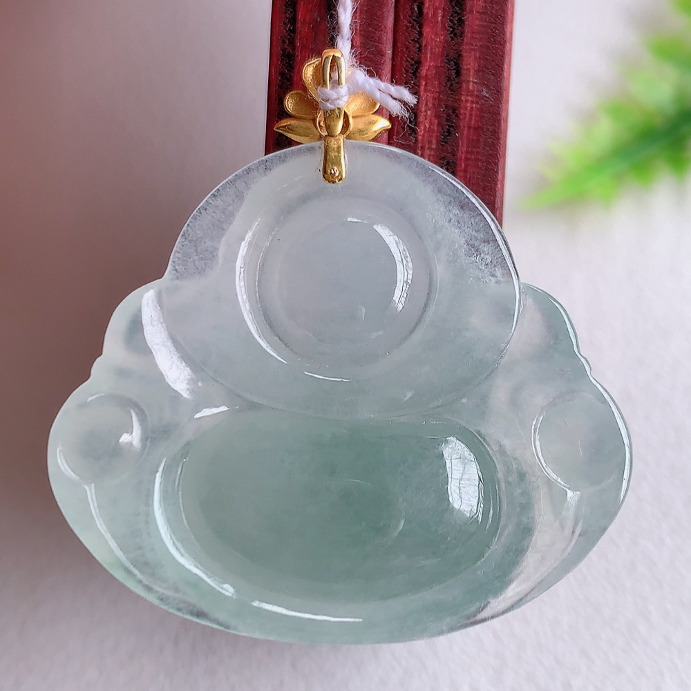 18k金扣冰润佛公挂件 玉质细腻  精雕弥勒佛，笑佛福耳垂肩，面相喜庆，开怀大笑，憨态可掬。惟妙惟肖，寓意福禄双全，吉祥美满，笑口常开 W1415.22尺寸：31.6-30.4-5.9mm