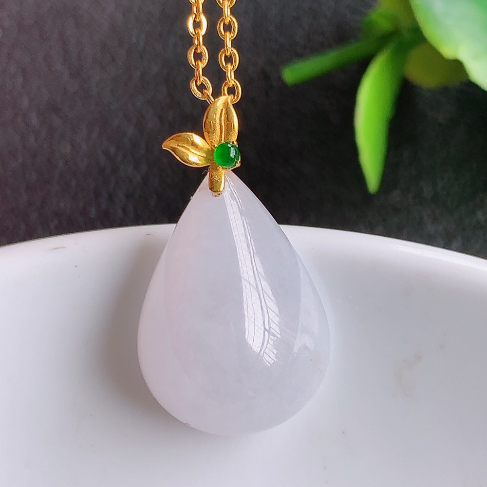 冰润水滴翡翠吊坠，款式新颖时尚，日常百搭的款。满满的份量感，清新自然的阳绿色，18k金伴钻镶嵌，上身效果优雅迷人！性价比超值  W1515.22尺寸：23-13.3-8.3mm
