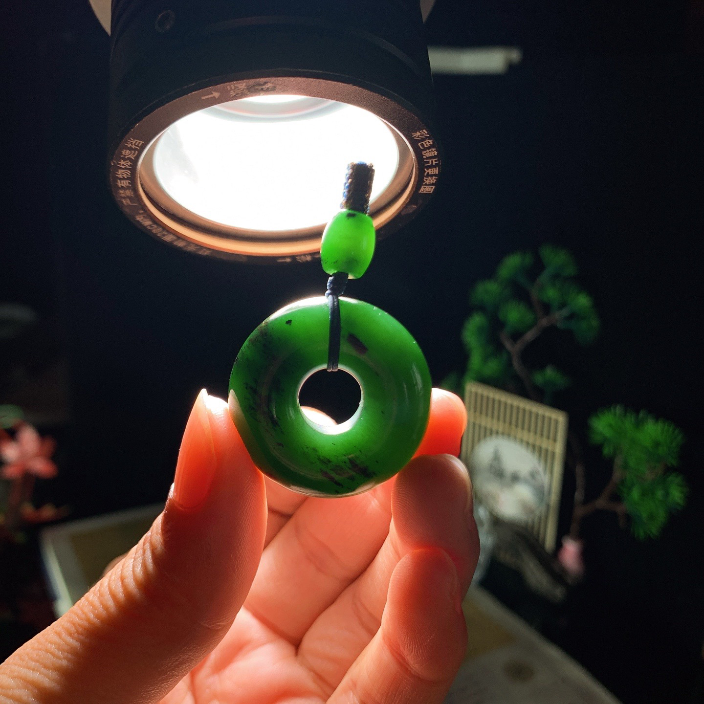 和田玉菠菜绿俄罗斯碧玉复古平安扣挂件 尺寸29/10重16.5克，玉质细腻油润 底色纯净 脂粉好，品质好！lt260425