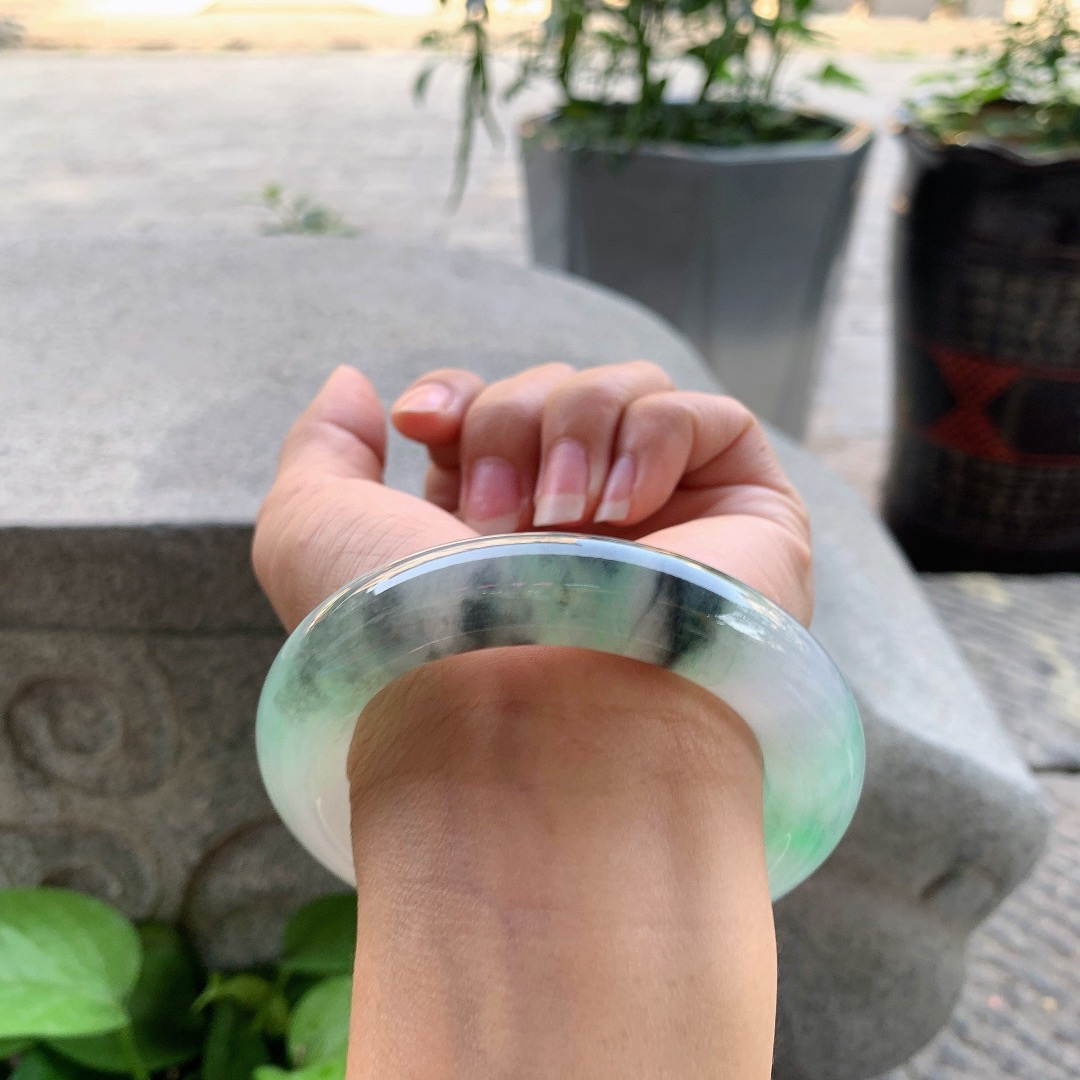 圈口55.6-13 【冰乌鸡飘绿圆条手镯】圆条55 56可戴