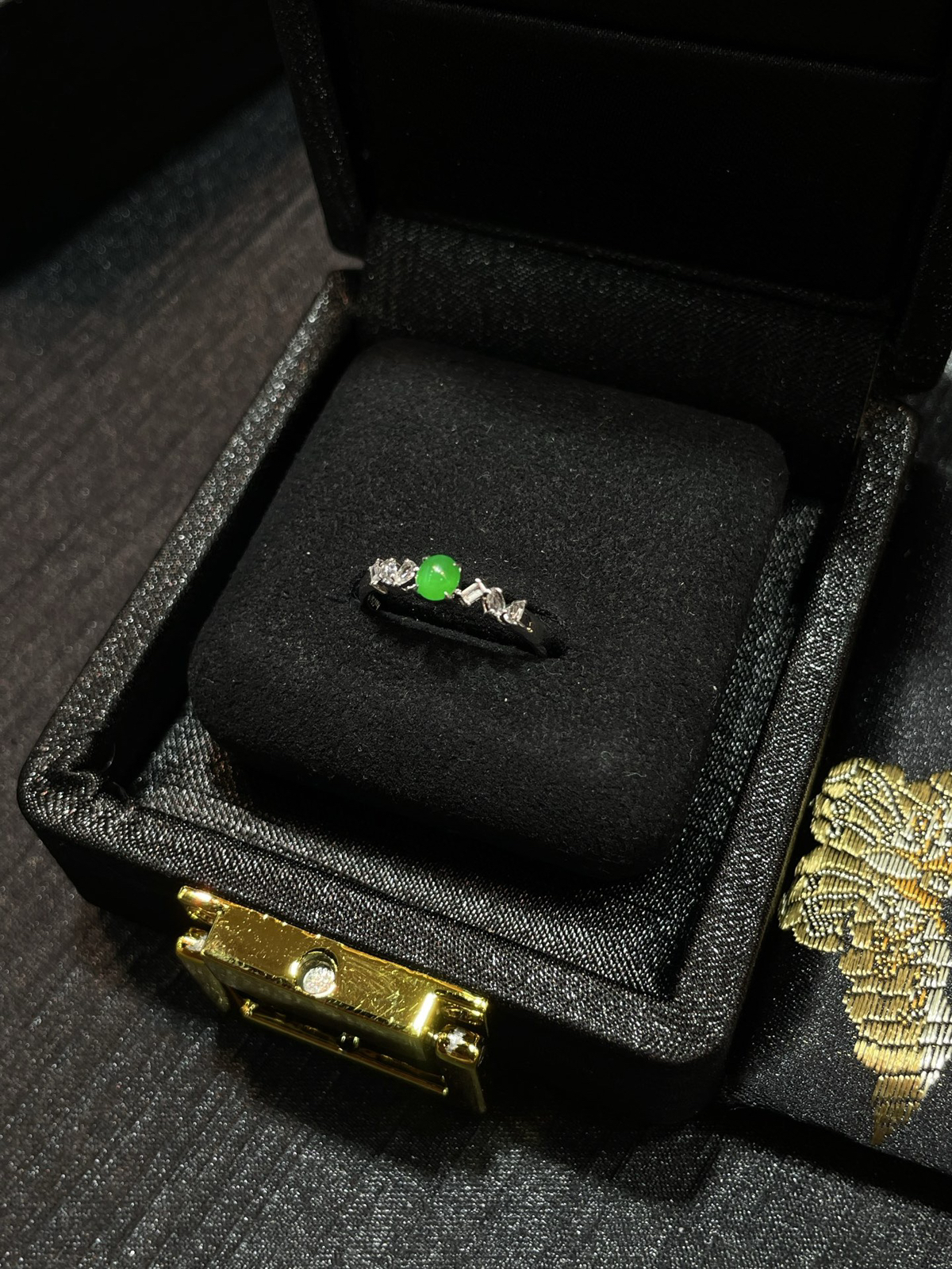 冰种 满色 阳绿 起光 mini小蛋面戒指
18k金镶嵌..