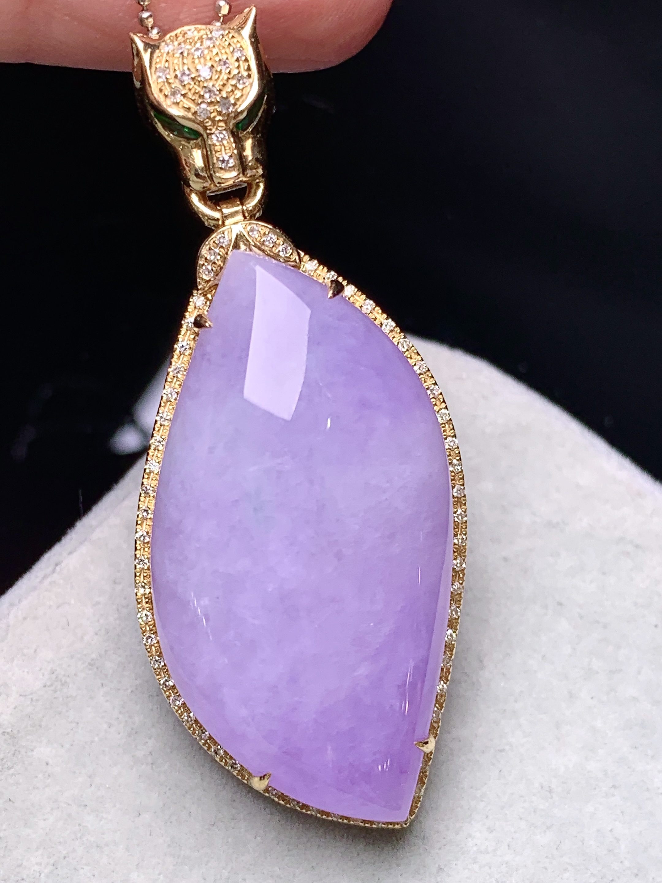 18k金钻镶嵌紫罗兰随形吊坠 玉质细腻 色泽艳丽清新 水润亮眼 整体尺寸47.5*19.8*8.8b1