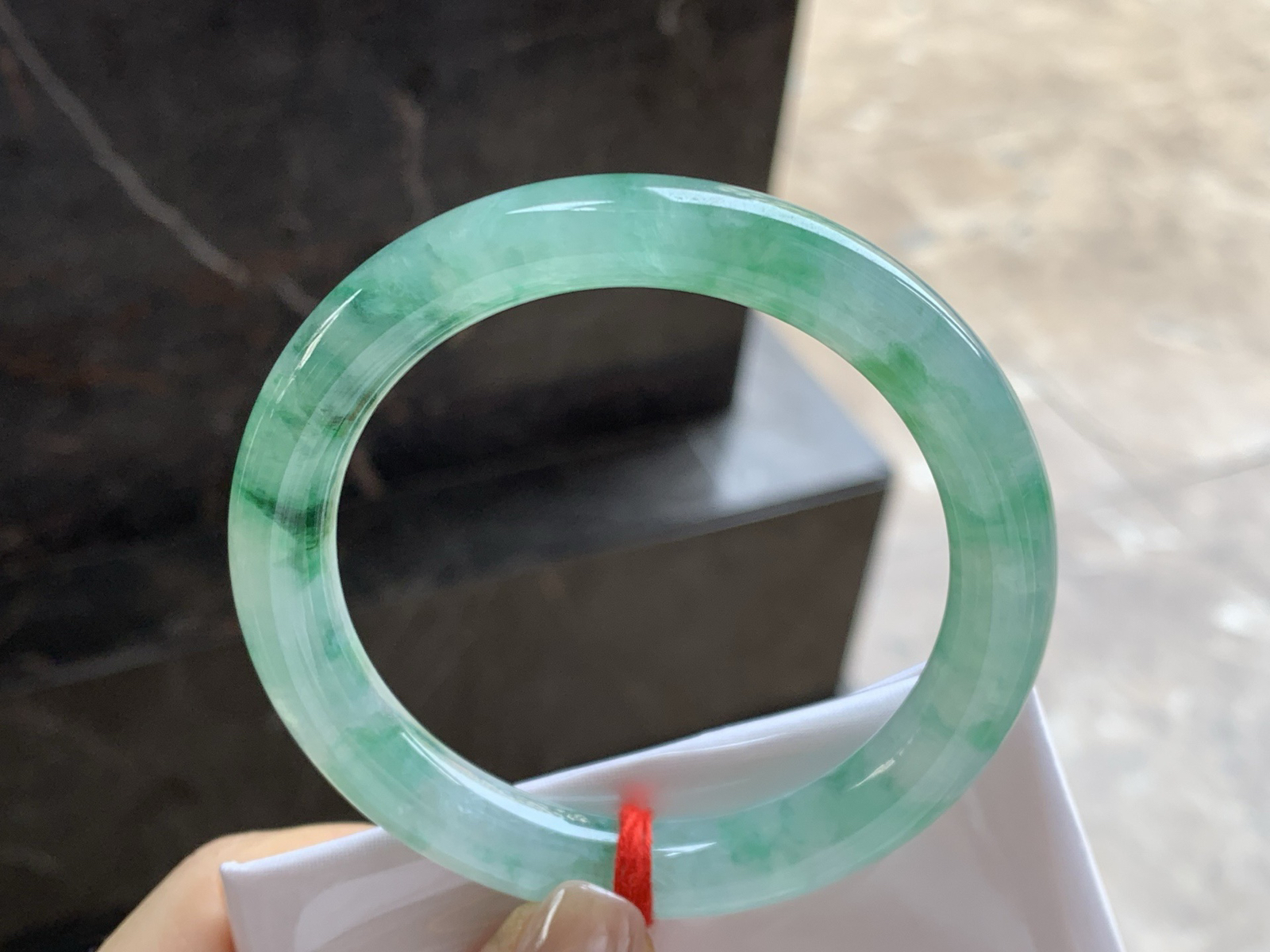 56.5-9.9

飘绿花圆条手镯^_^水润十足 绿花点缀