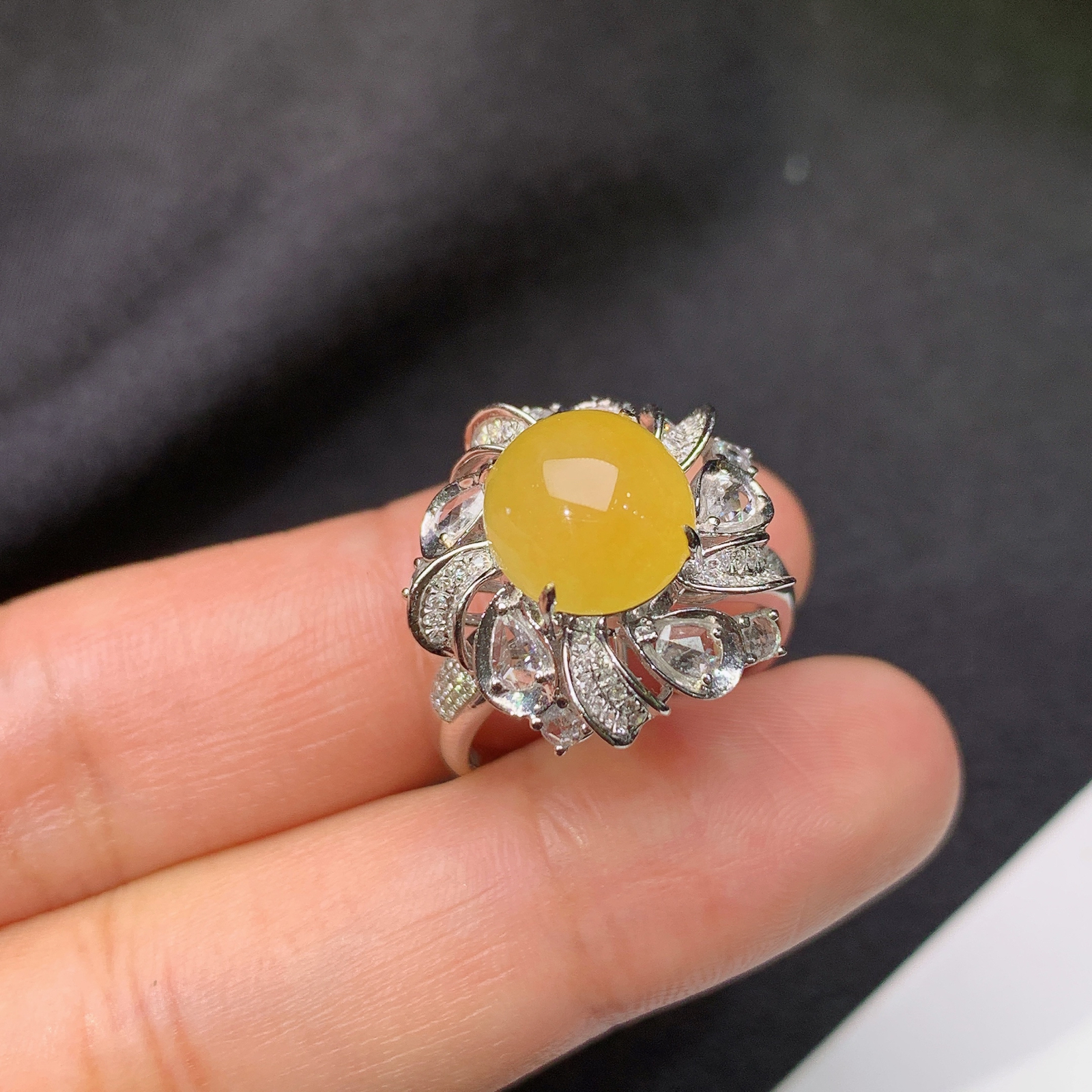 冰黄翡蛋面戒指，18k金镶嵌，冰润鲜艳，玉质细腻，种水足，Ych 尺寸9.3*8.7*4.5