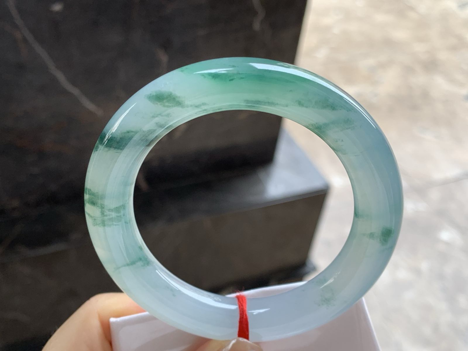 57.5-11.4

飘绿花圆条手镯^_^底子细腻干净 绿花点缀