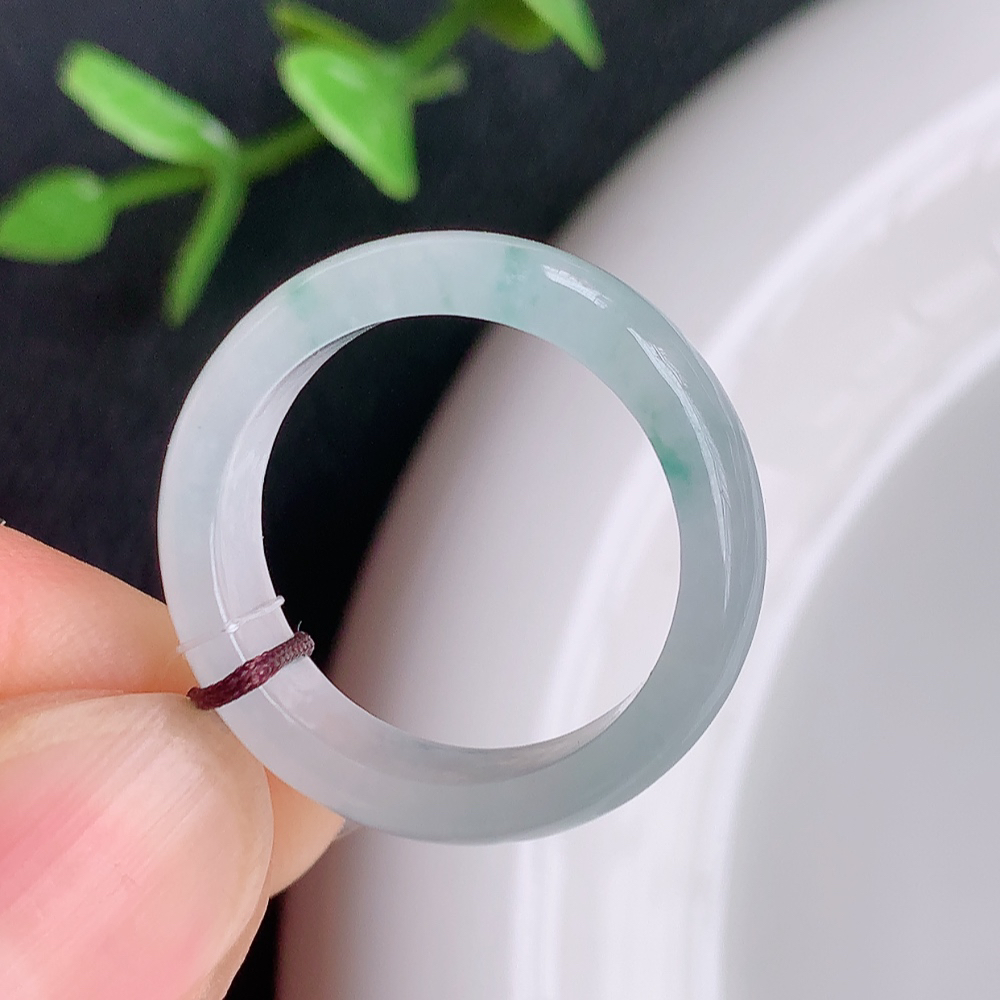 冰润飘花精美素圈翡翠戒指  玉质细腻  冰清玉润  飘花灵动  颜色漂亮  W 449.22内径尺寸：18-5.8-3mm