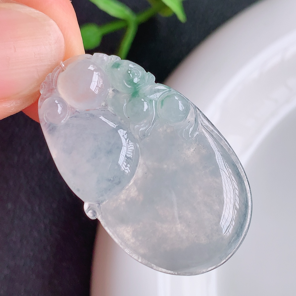 冰润精雕灵猴献瑞翡翠挂件  寓意“灵猴献瑞，多福多寿”天然特色冰绿料子，俏色巧雕，大件厚装，如此好看