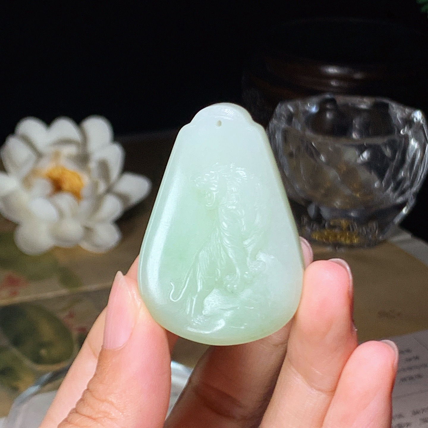 和田玉青海翠青上山虎挂件。尺寸46/32/12重34.5克，玉质细腻油润 脂粉好，品质好！lt260425