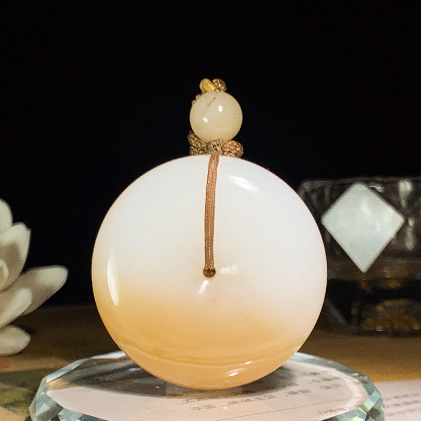 新疆和田玉且末糖平安扣挂件 尺寸43/12重48克！玉质细腻油润 底色纯净 脂粉好，品质好。lt260425