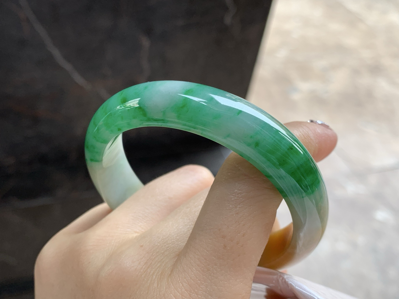 55.5-13.6-7.7

黄加绿手镯^_^底子细腻 颜色搭配漂亮