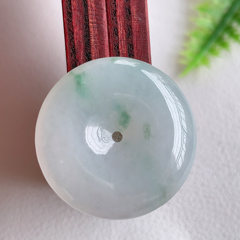 冰润飘花平安扣挂件 吊坠 质地细腻，温润而泽，精雕平安扣光滑圆润，平安扣佑平安，赋予平安无事的意念，寓意守护，随心如意，无事无忧  W357.22尺寸：25.2-5.8mm