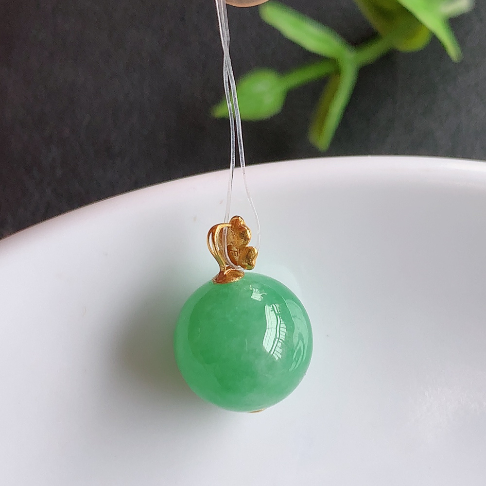 翡翠飘绿蛋面吊坠  质地细腻，清秀高雅 款式大方经典，颜色鲜艳，沁人心脾，18k金伴钻打造   W449.22尺寸：15-10.3mm