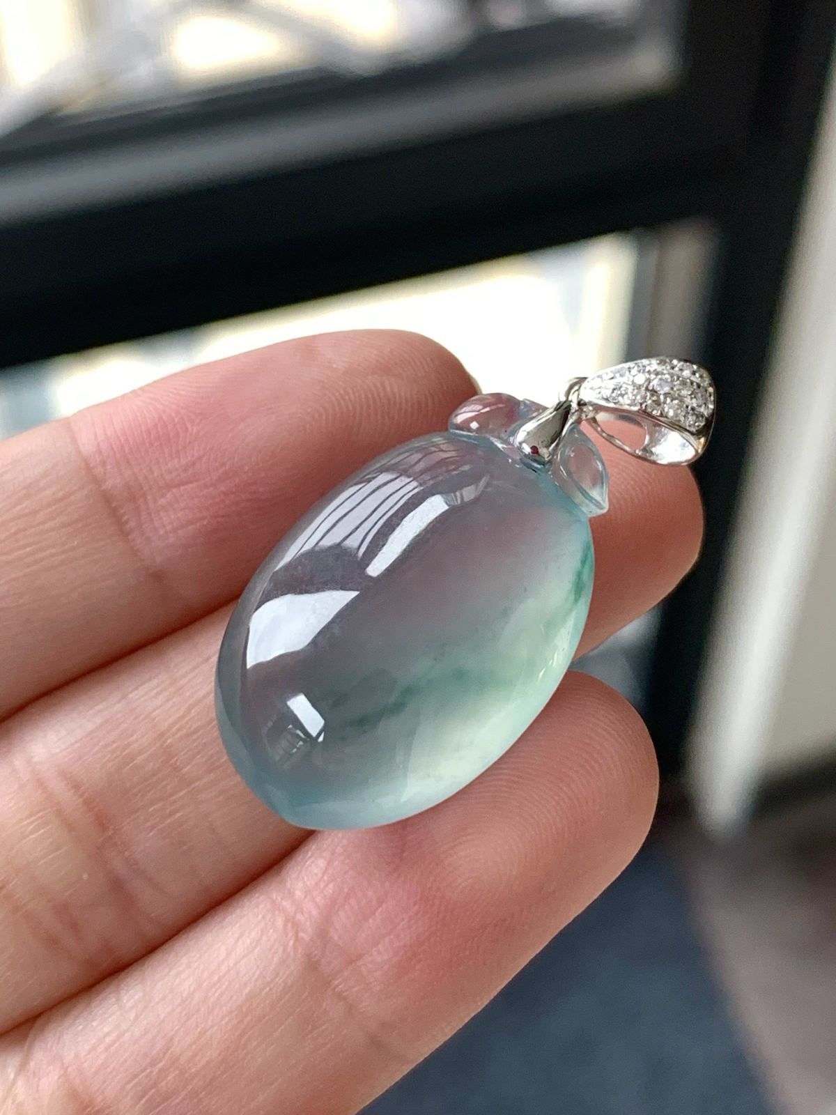 18k金镶嵌福瓜吊坠飘花灵动，种老细腻形体佳尺寸：成品：34.8*16.9*8.8，裸石：26.1*16.9*8.8..