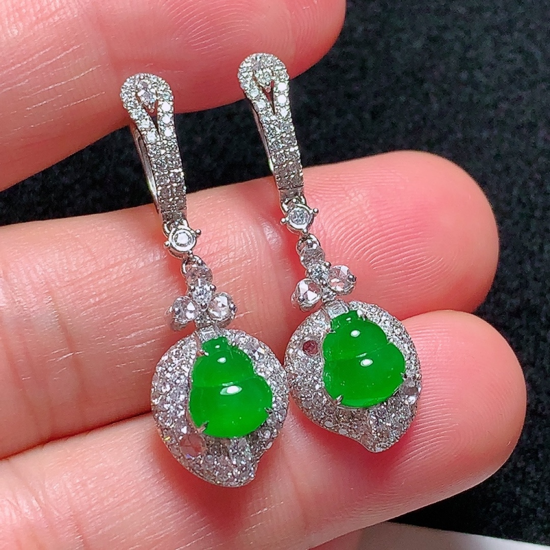 ️18k金镶嵌冰种阳绿葫芦耳坠，种老水头好，又冰又润，饱满无裂：34.2/11/6.5mm裸石：7