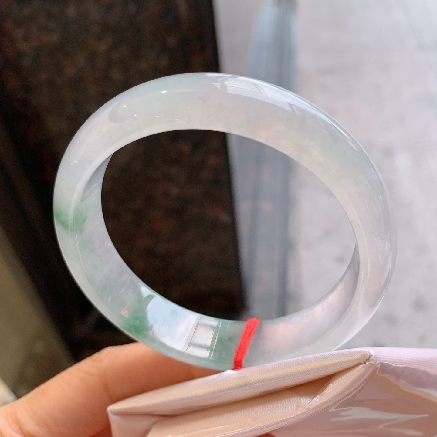 正圈冰种飘花，无裂，尺寸：57.5/14/7.8，冰润