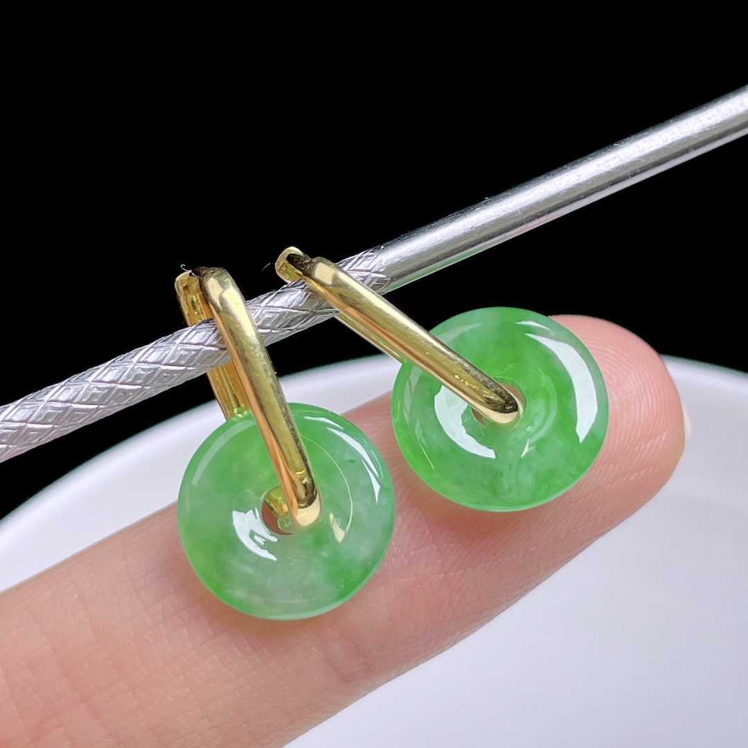️ 冰阳绿甜甜圈耳坠，色泽浓郁，种老水润，18k金镶嵌：20，裸石：11.8/2.6