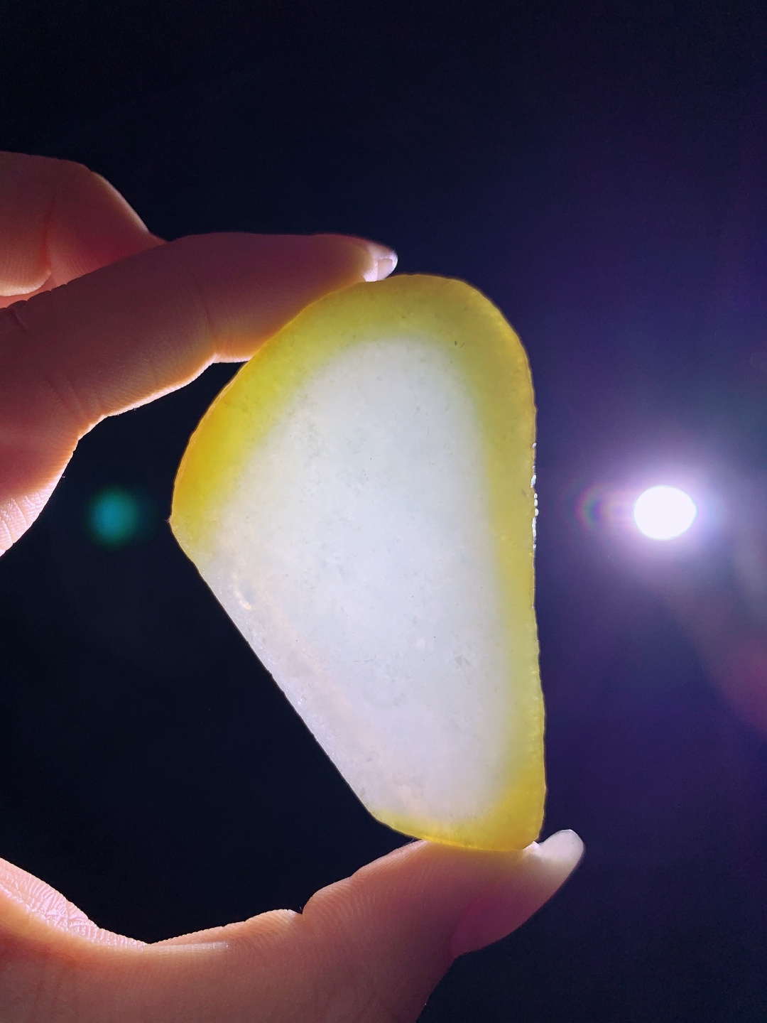 ️冰黄翡/牌子料/片料/板料/特色料，可做牌子、人物、山水、动物、花件……等推荐参考，64.5/42.6/6.3，38.4克，霜凝冰魄里，暖染玉脂边。如将初雪融于溪畔，又落一抹夕照染边，这方冰黄翡料自带清冷与暖柔交织的禅意。冰底莹润似霜，边缘的暖黄似落日轻吻溪岸，清宁中藏着温柔暖意，将山野晨昏的意趣凝于方寸之间。