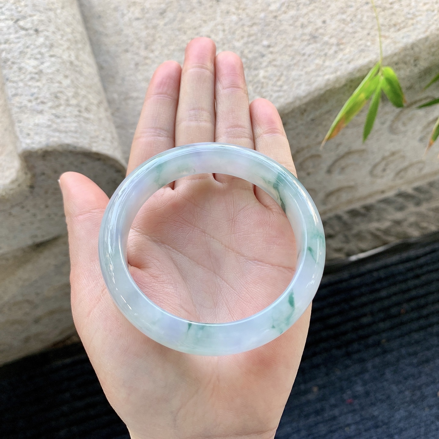 正圈57 58，圈口57.4/13.3/8.5，编码FL081258，糯冰飘花，水润，种老，细腻，打灯有絮线
