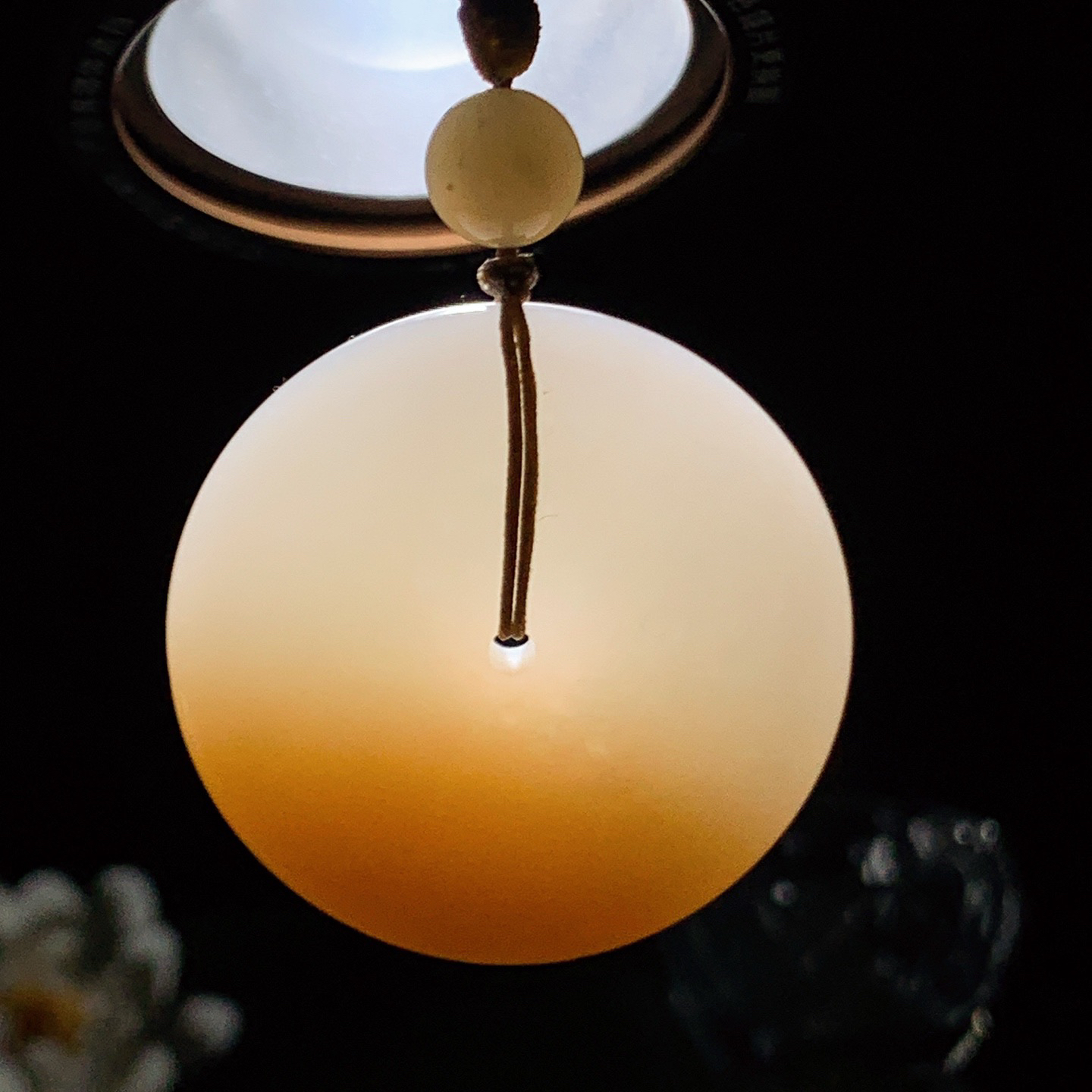 新疆和田玉且末糖平安扣挂件 尺寸43/12重48克！玉质细腻油润 底色纯净 脂粉好，品质好。lt260425