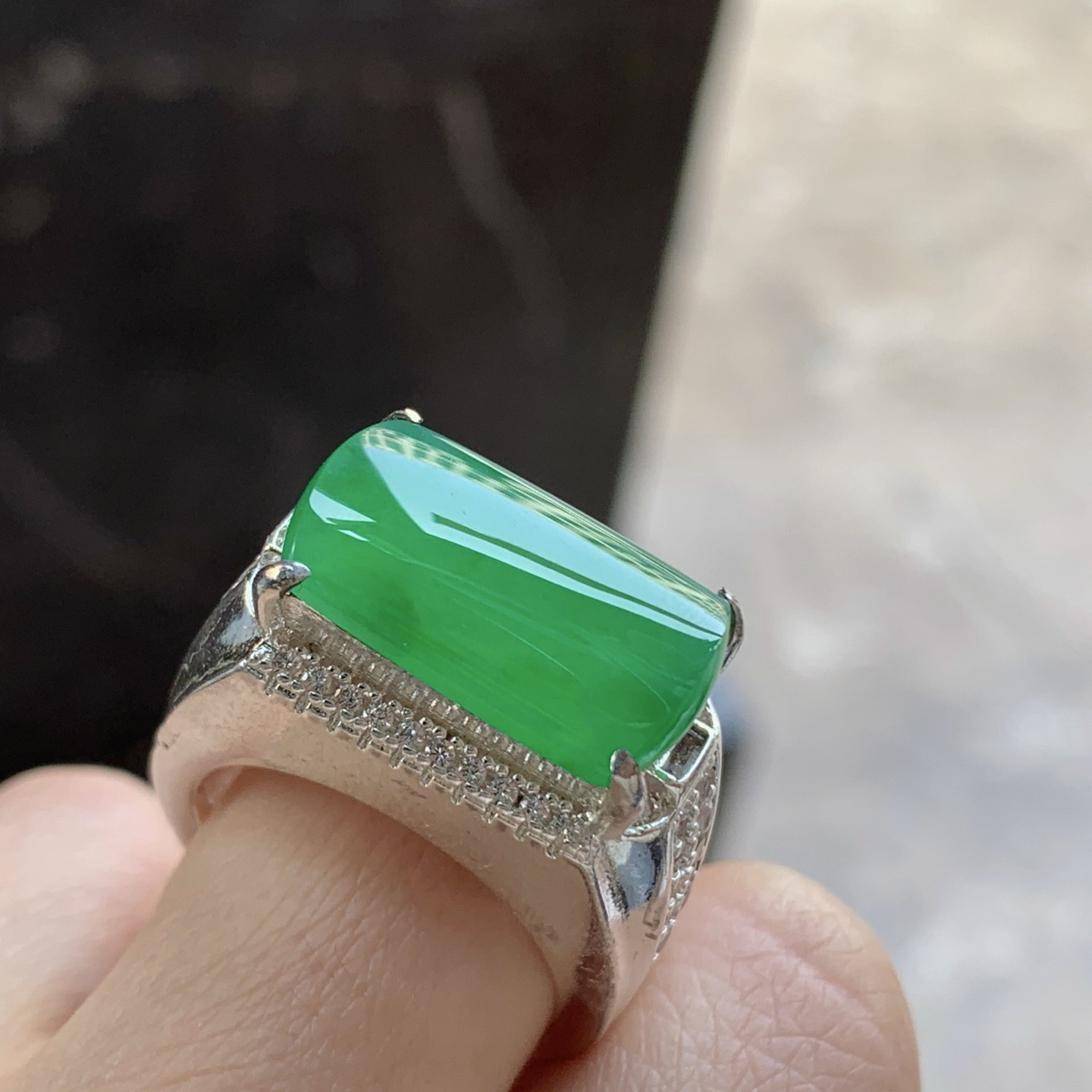 铜托辣绿色马鞍戒指^_^鲜艳