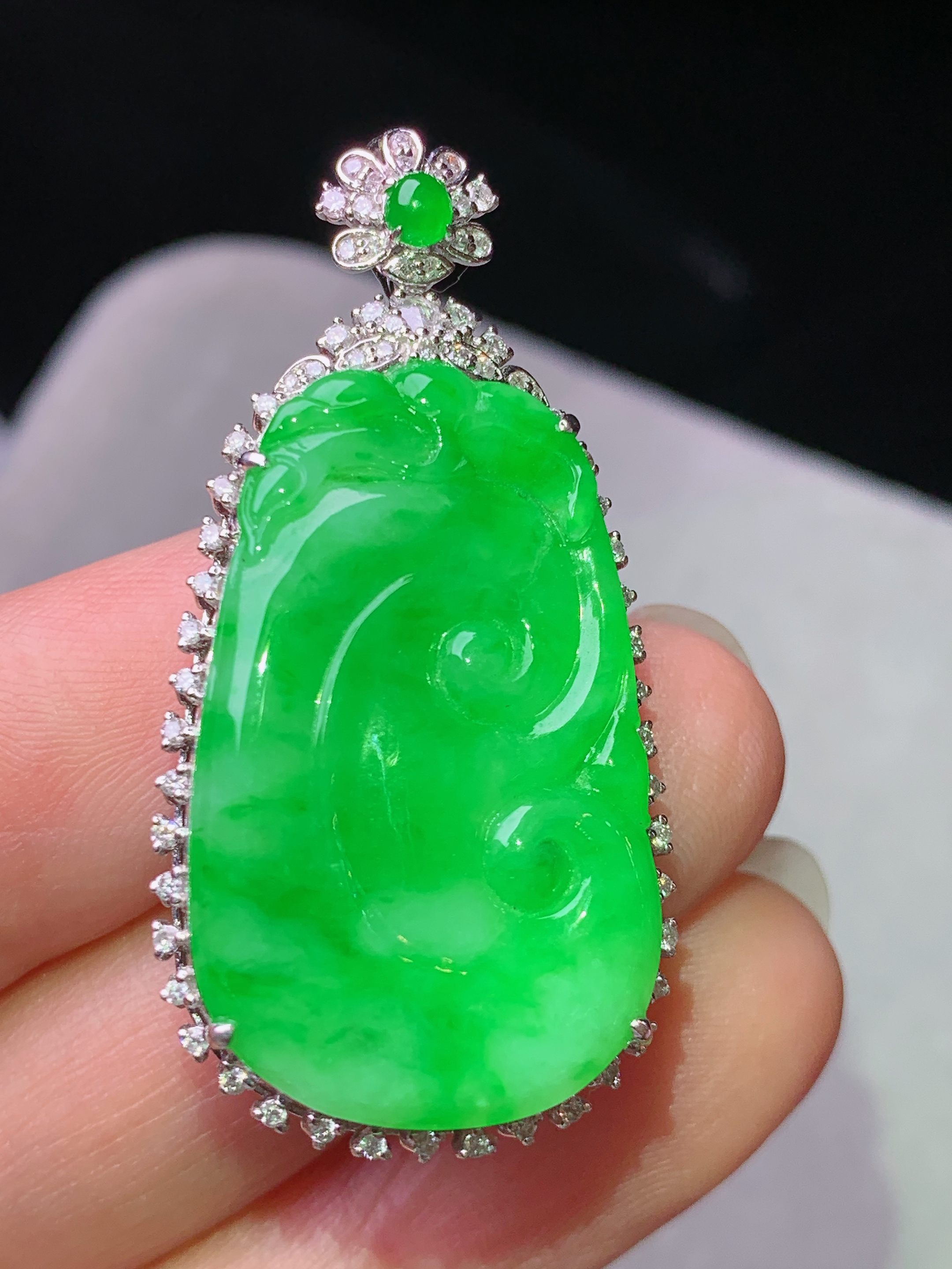 18k金钻镶嵌阳绿如意吊坠 玉质细腻 色泽艳丽清新 水润亮眼 整体尺寸40.6*20.2*7.5j3