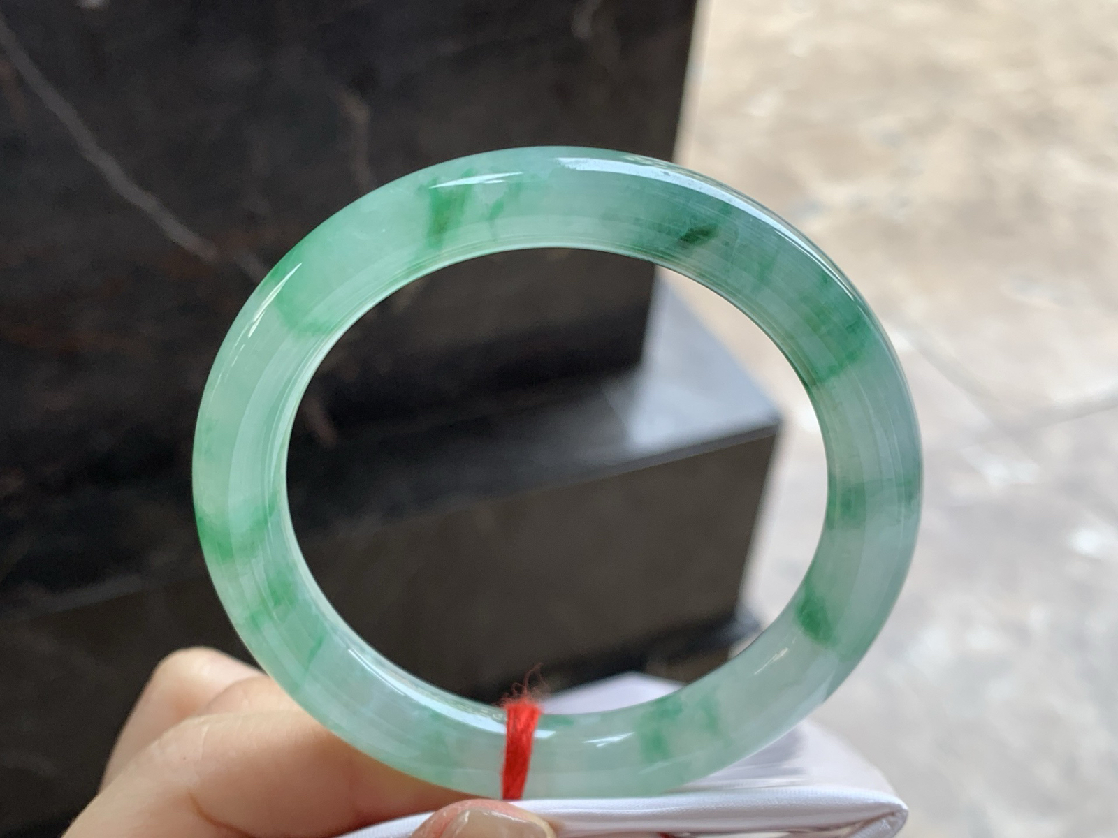 56.5-9.9

飘绿花圆条手镯^_^水润十足 绿花点缀