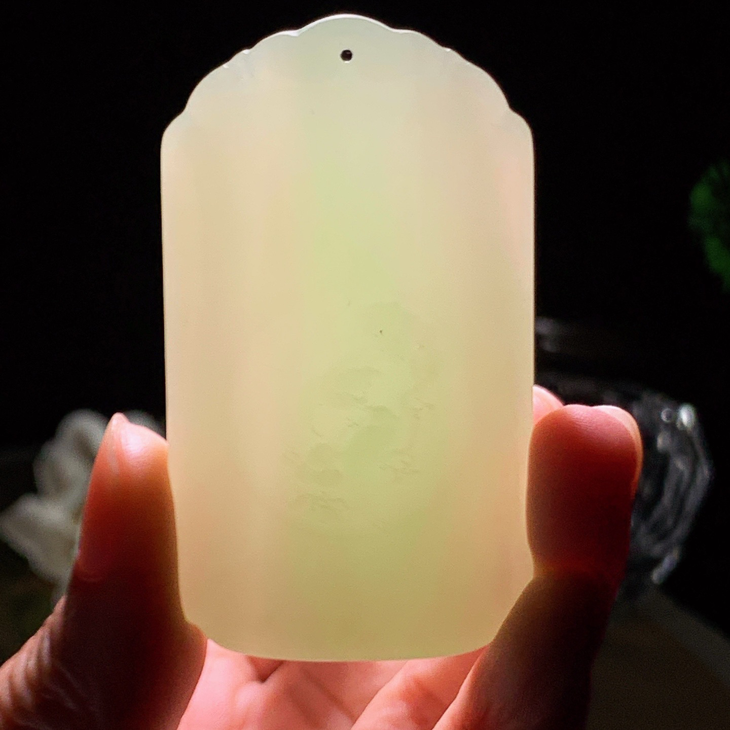 和田玉青海翠青佛引福来挂件。尺寸63/36/12重59克，玉质细腻油润 脂粉好，品质好！lt260425