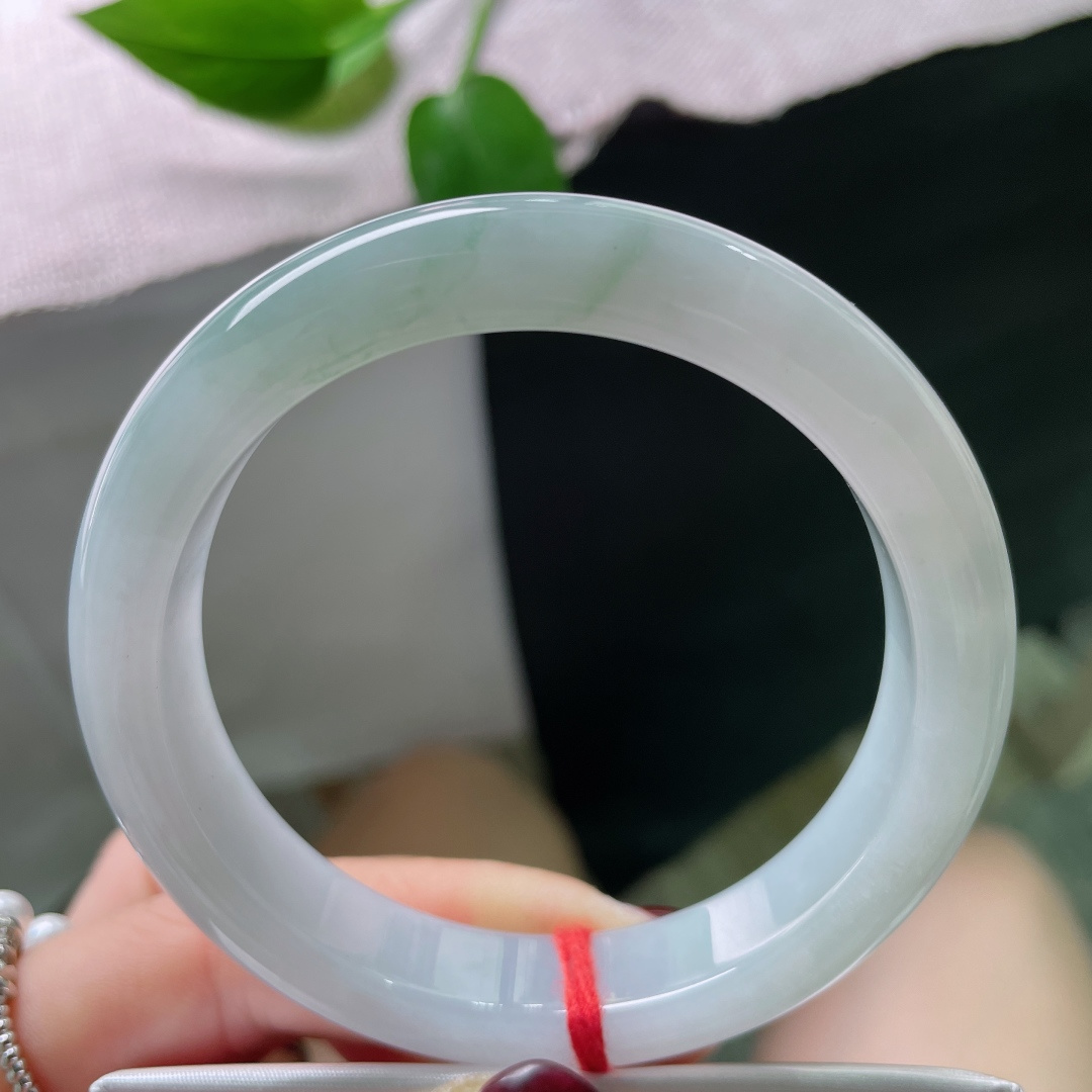 55.7/11.8/8.2绿底正圈，水润细腻，清新简约大方，无裂，ss51588a