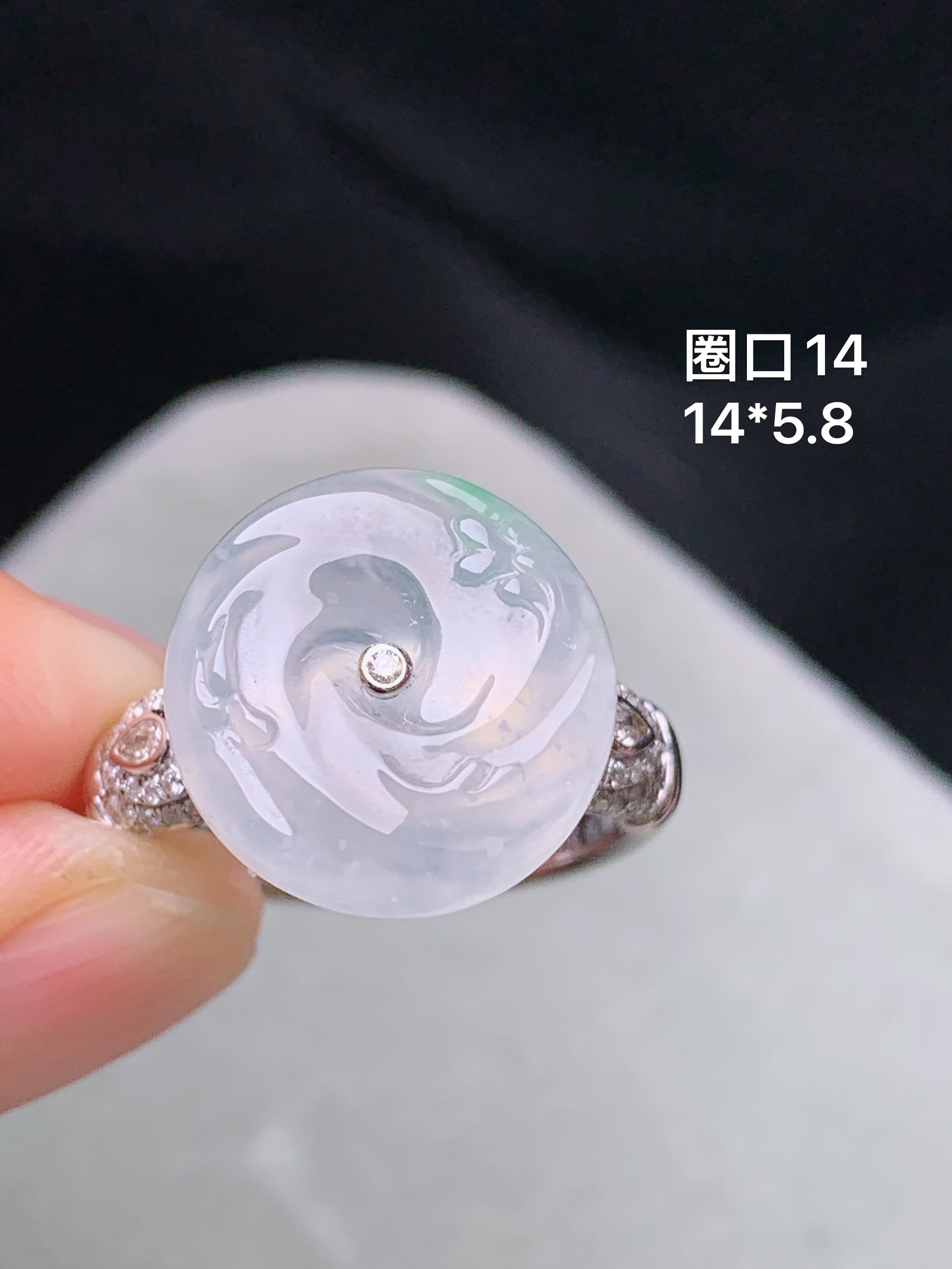 18k金钻镶嵌冰种平安扣戒指 玉质细腻 色泽艳丽清新 水润亮眼 圈口14 整体尺寸14*5.8m5