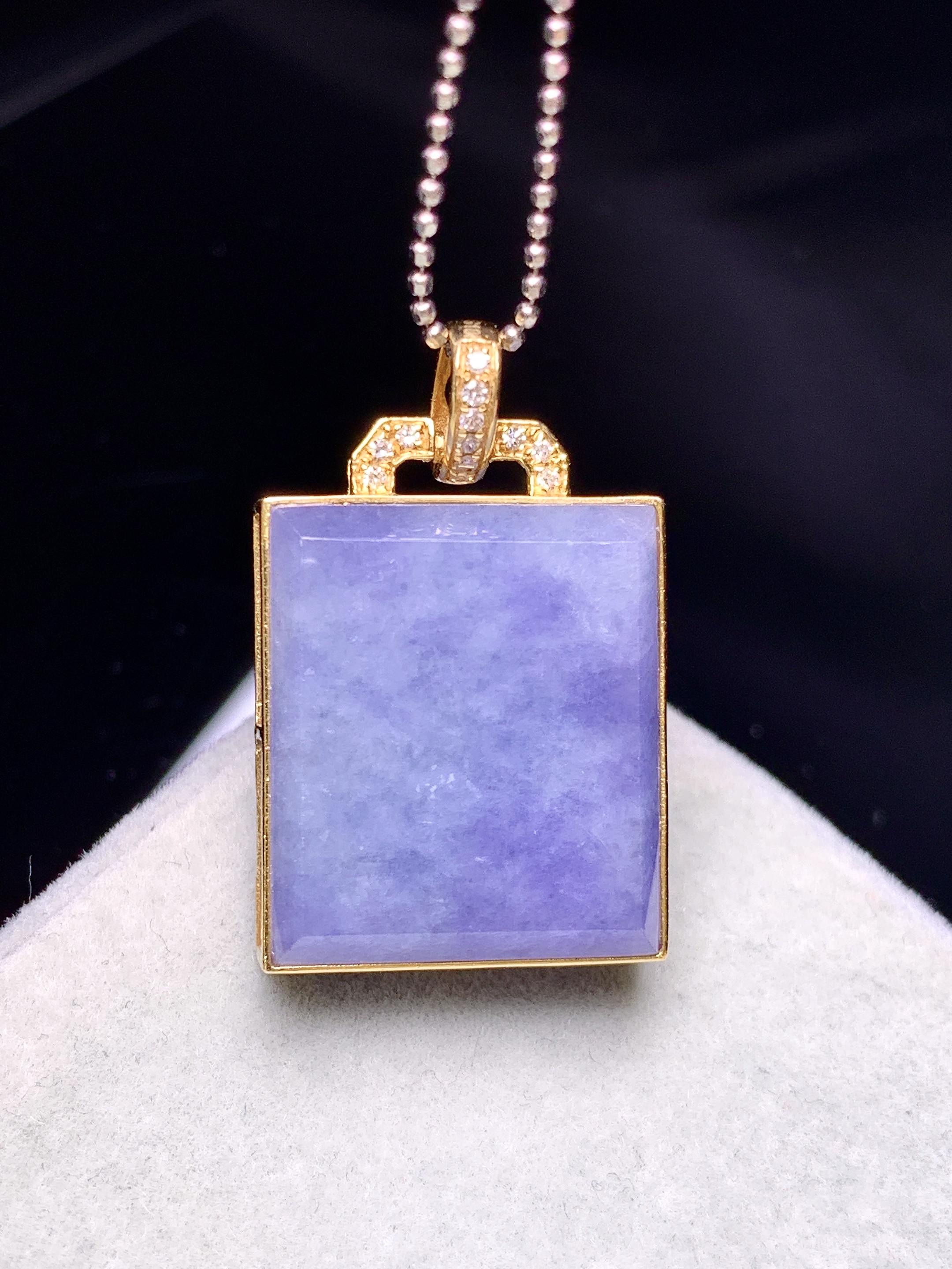 18k金钻镶嵌紫罗兰无事牌吊坠 玉质细腻 色泽艳丽清新 水润亮眼 整体尺寸26.8*16*6.8b1