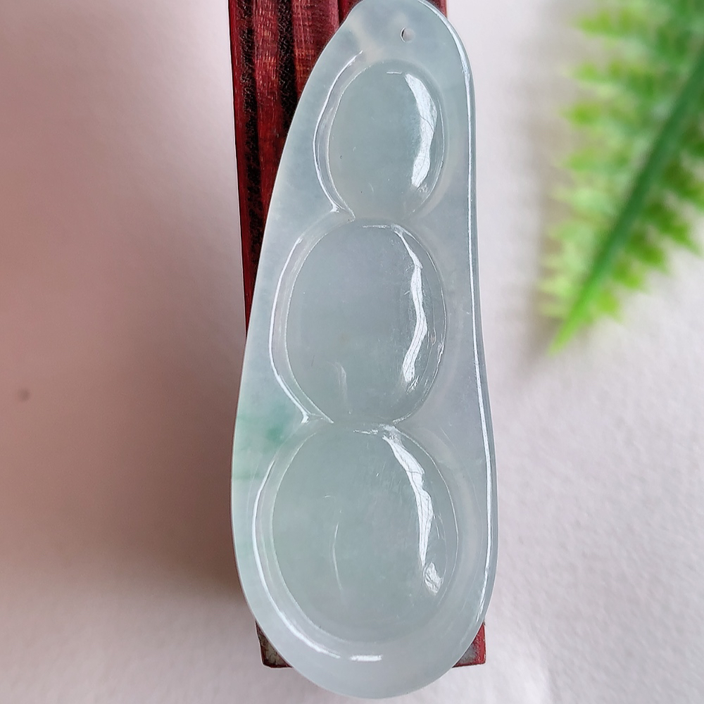 冰润飘花福豆翡翠挂件，老种飘花  冰清玉洁  胶感十足  寓意“四季平安，福气满满”颜色鲜艳，清新自然，饱满通透   W  357.22尺寸：42-15.5-5.8mm