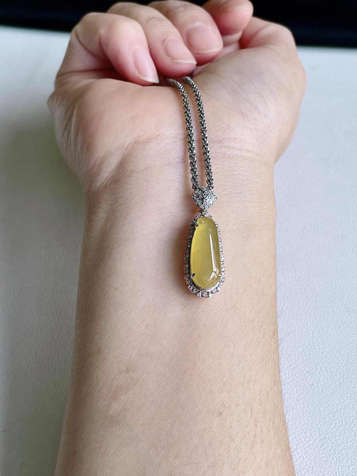 【镶嵌】冰黄翡福瓜吊坠  
【说明】缅料 18k金镶嵌 性价比高  
【整体】31.8-10.8-9.7
【裸石】19.9-8-3.2..