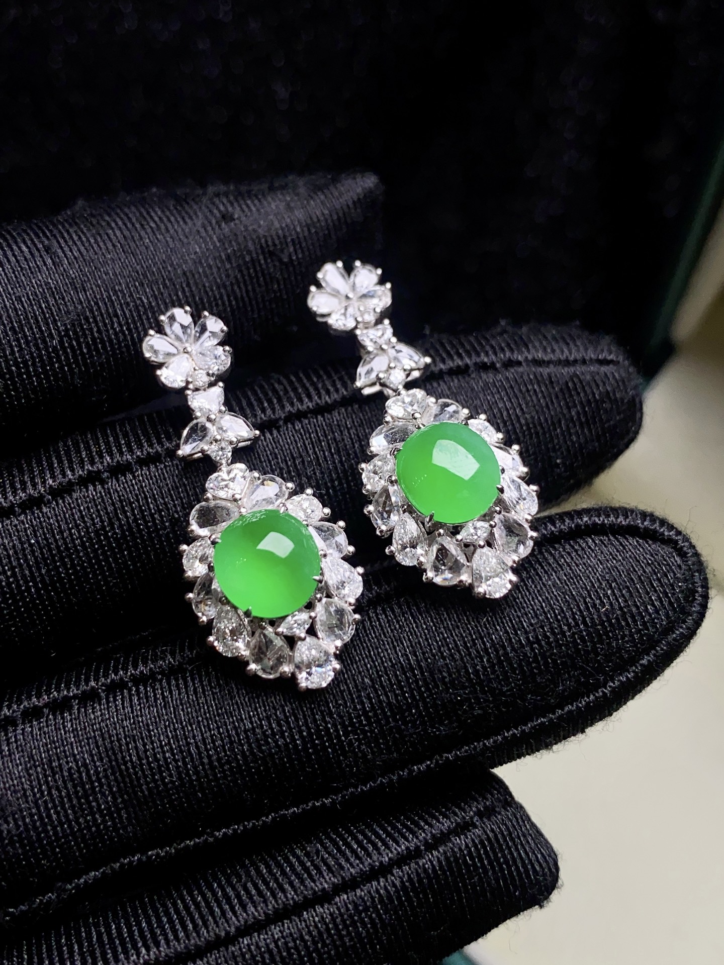 ️阳绿 蛋面耳坠，18k金镶：31.1*13.1*8.8，裸石：7.1*7.2*3.8