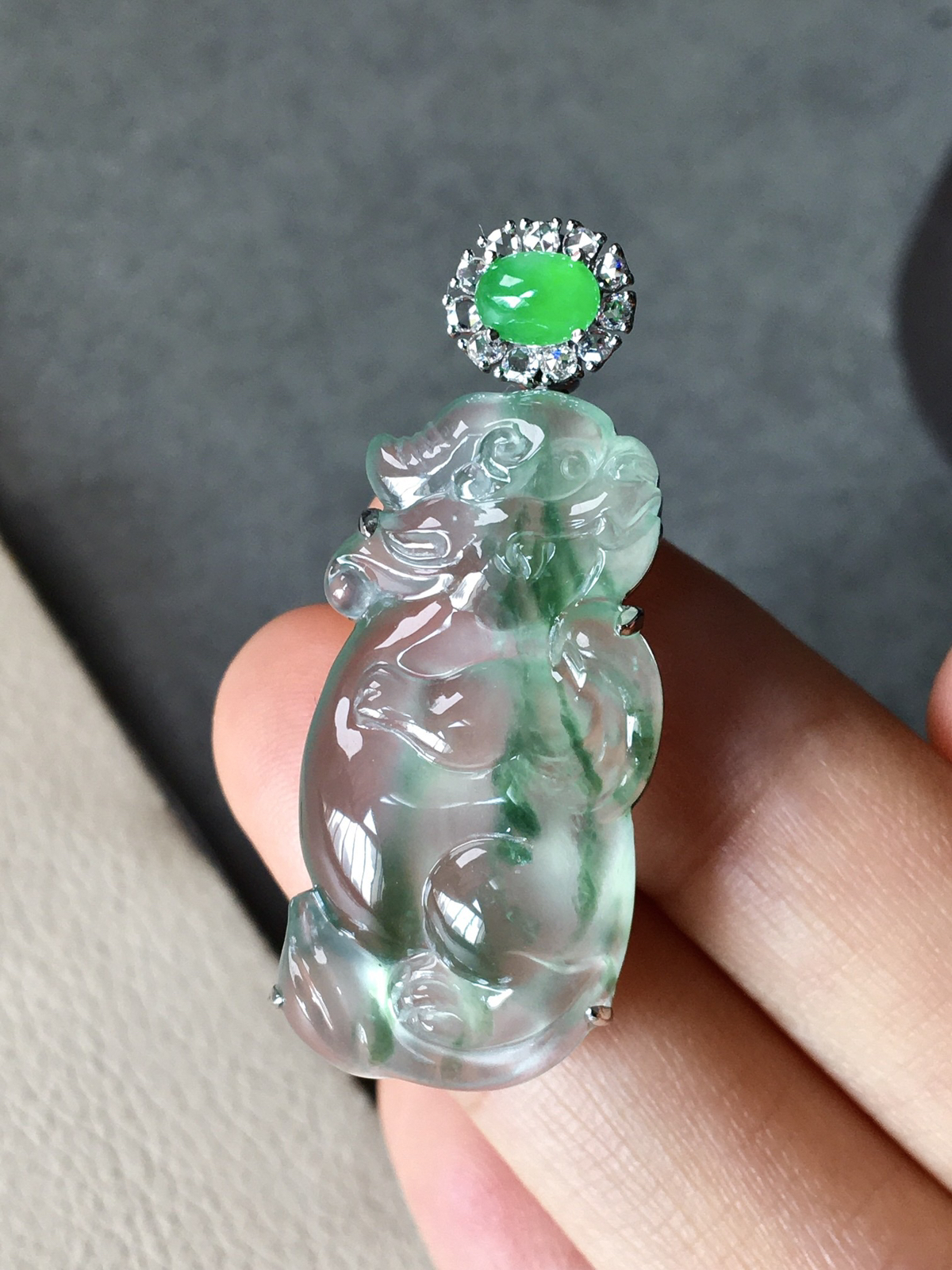 高冰飘绿貔貅，无纹裂，起光，实物更好看，裸石29.2/14.7/7整体36.6/15/7.6..