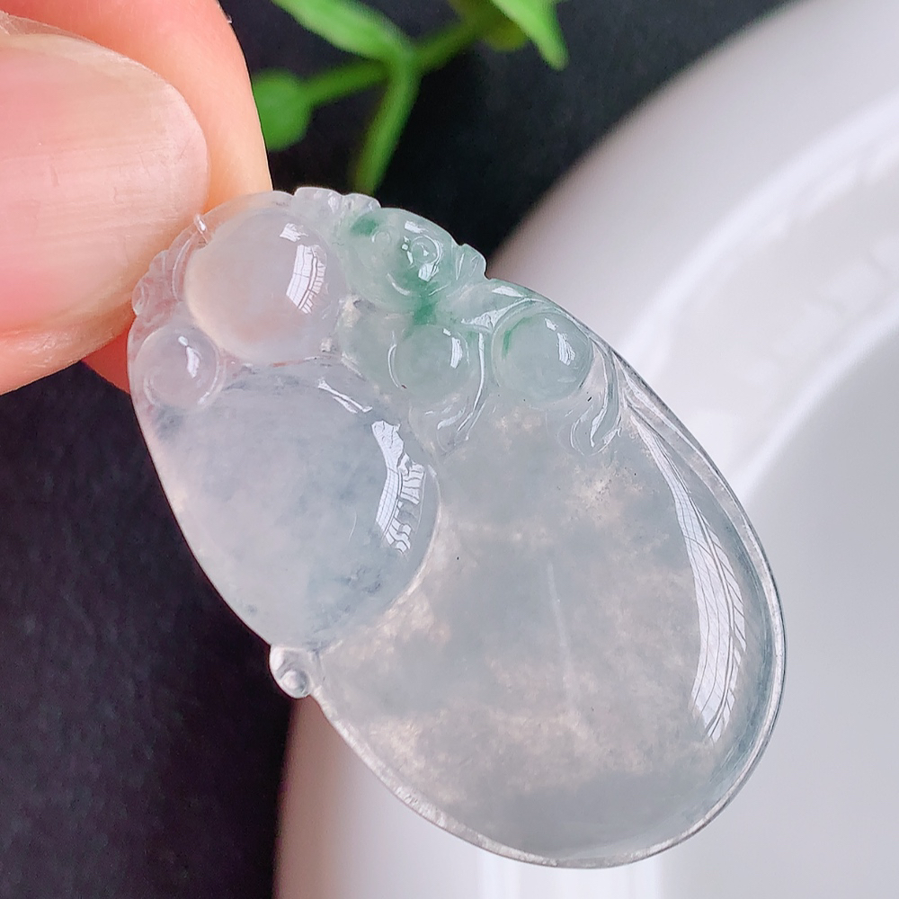 冰润精雕灵猴献瑞翡翠挂件  寓意“灵猴献瑞，多福多寿”天然特色冰绿料子，俏色巧雕，大件厚装，如此好看，如此美丽～遇到是缘，拥有是福，佩戴效果优雅迷人！无纹裂，性价比超值！W449.22尺寸：36.5-21.8-4.5mm