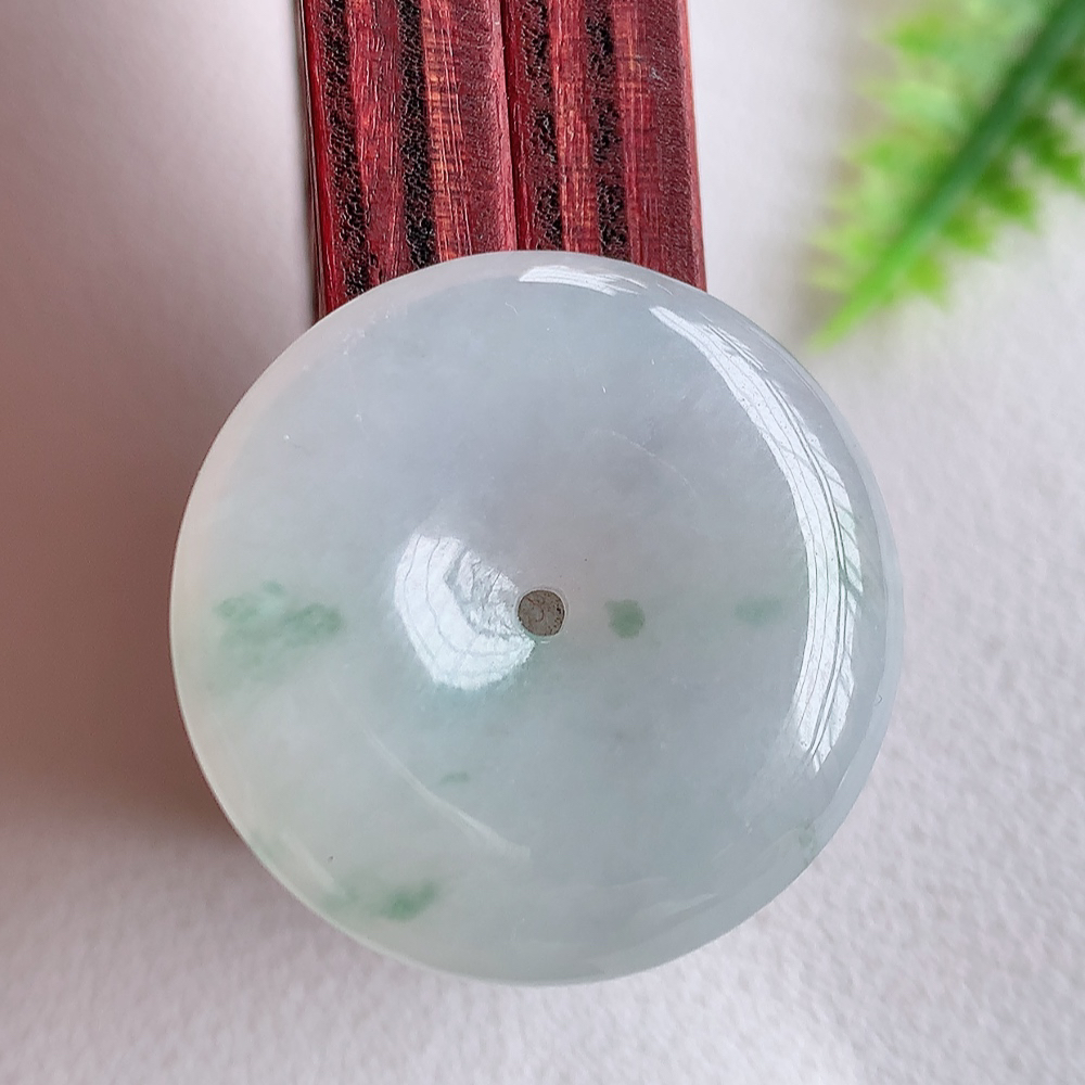 冰润飘花平安扣挂件 吊坠 质地细腻，温润而泽，精雕平安扣光滑圆润，平安扣佑平安，赋予平安无事的意念，寓意守护，随心如意，无事无忧  W357.22尺寸：25.2-5.8mm