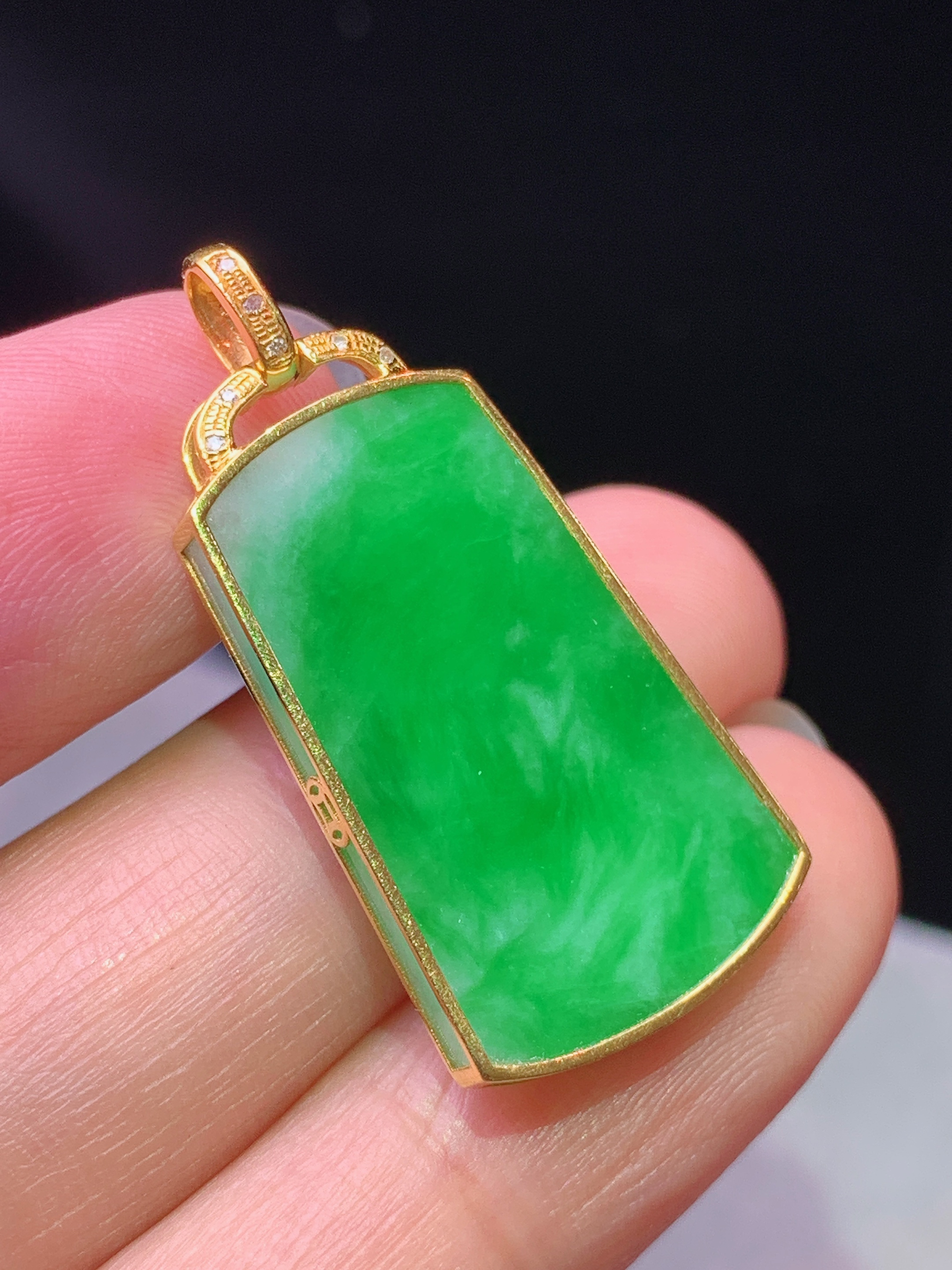 18k金钻镶嵌阳绿无事牌吊坠 玉质细腻 色泽艳丽清新 水润亮眼 整体尺寸32.2*15.5*2.8L