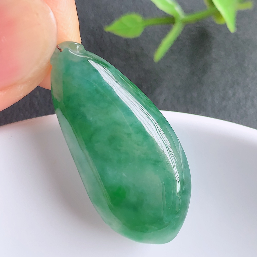 冰润福瓜翡翠吊坠，呱呱来财，福气满满的美好寓意，清新自然  沁人心脾，造型独特，清秀高雅  W357.22尺寸：34-15.8-5mm