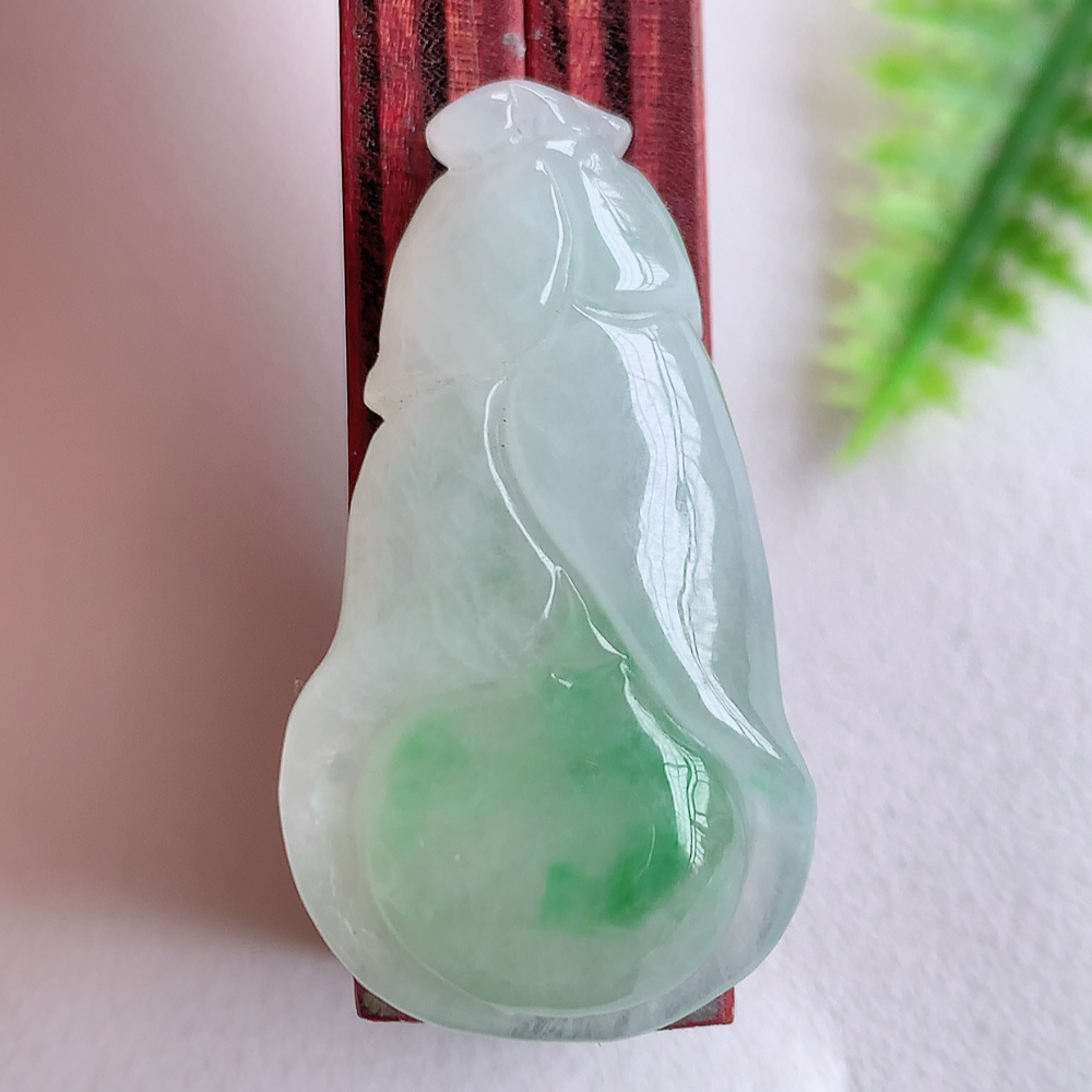 冰润飘花白菜吊坠  玉质细腻，巧雕白菜，叶脉纹理细密，饱和紧密;茎叶粗壮有力，白菜”音通“百财”，“玉”通“遇”，合起来就是“遇百财”之意，寄予事业生活中财源广进，一帆风顺 W357.22尺寸：34.5-18.5-7.6mm