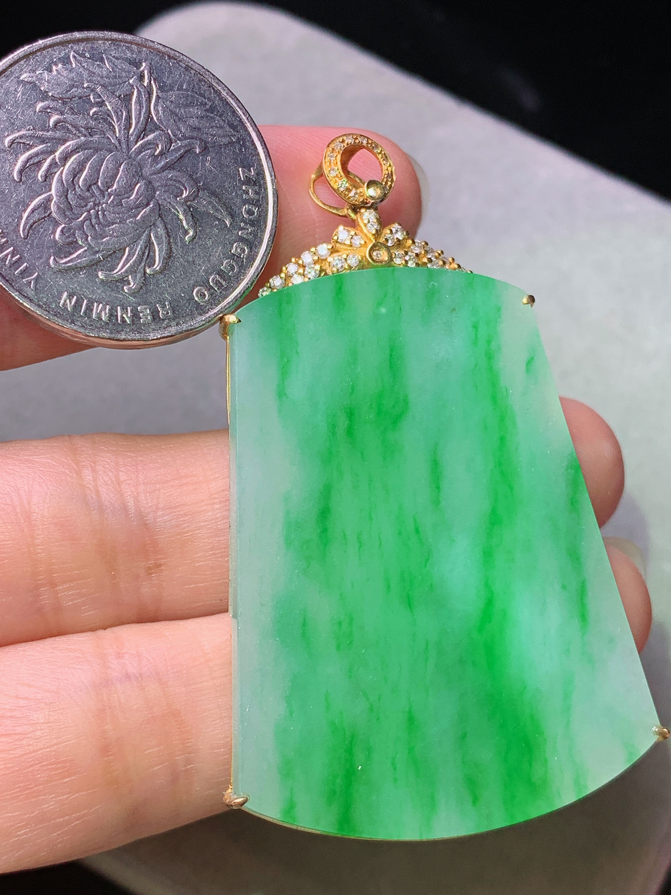 18k金钻镶嵌飘绿无事牌吊坠 玉质细腻 色泽艳丽清新 水润亮眼 整体尺寸54.5*32*5.7j3