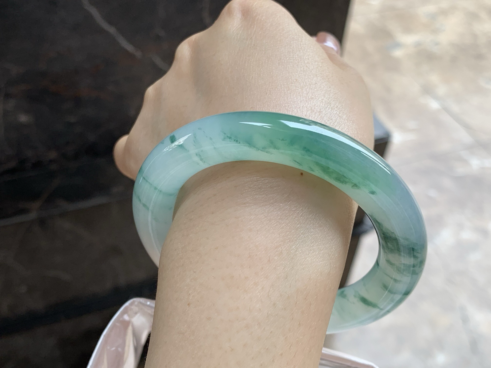 57.5-11.4

飘绿花圆条手镯^_^底子细腻干净 绿花点缀