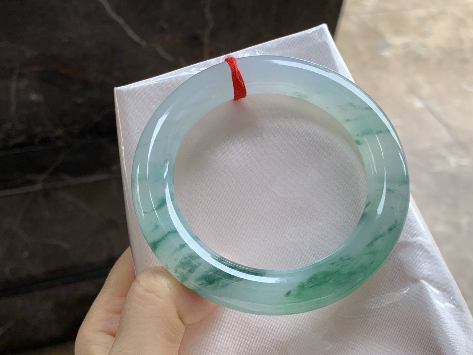 57.5-11.4

飘绿花圆条手镯^_^底子细腻干净 绿花点缀