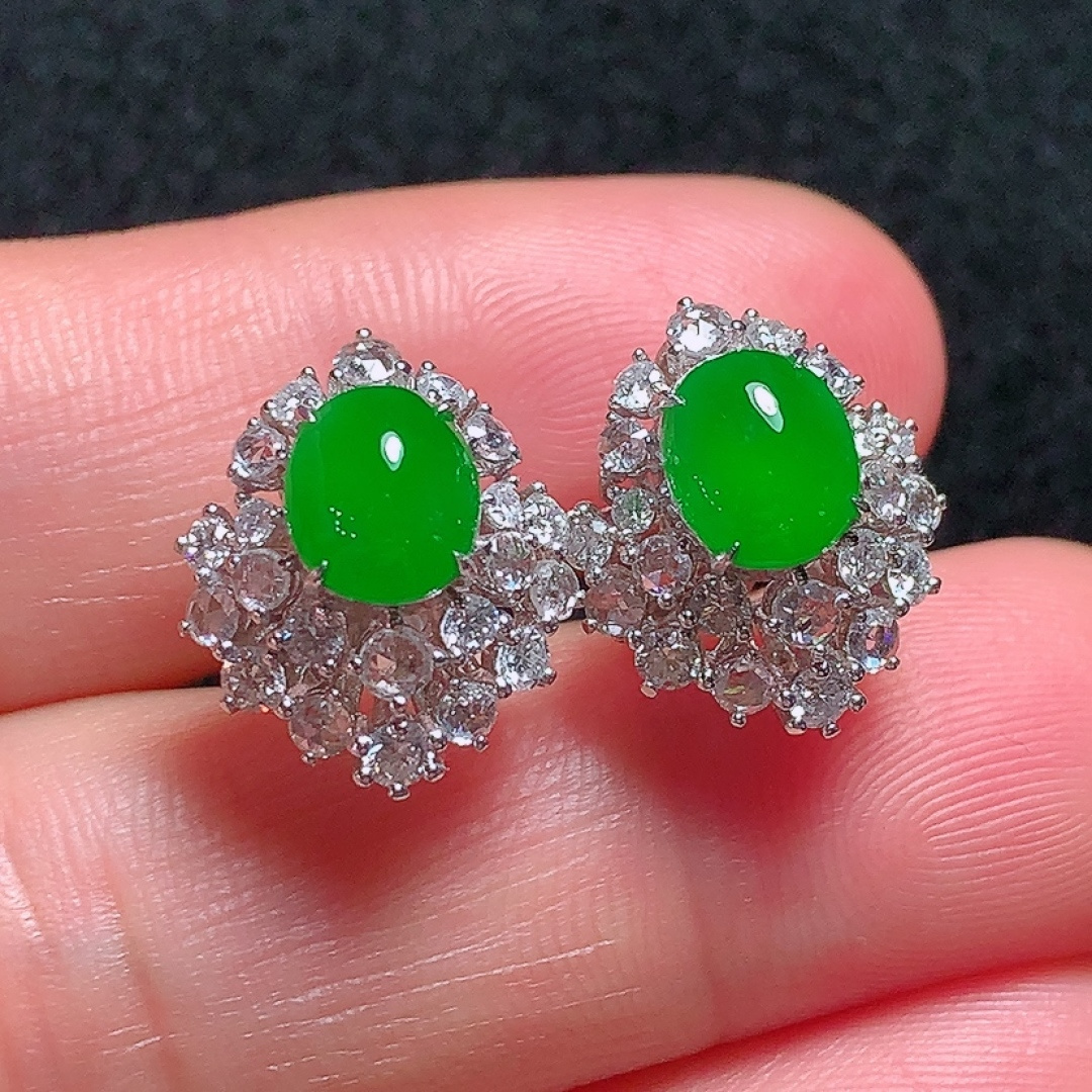 ️18k金镶嵌冰种正阳绿蛋面耳钉，色泽艳丽，种老水头好，又冰又润，饱满无裂：15.1/13.2/10.2mm裸石：7/6.2/3mm，编号